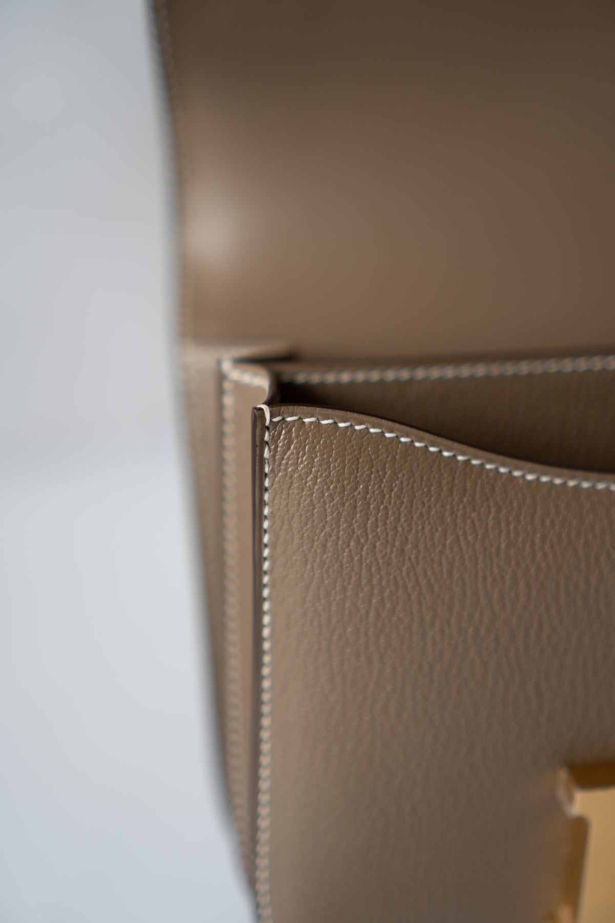 Constanc 18 – Etoupe Epsom Leather with Gold Hardware