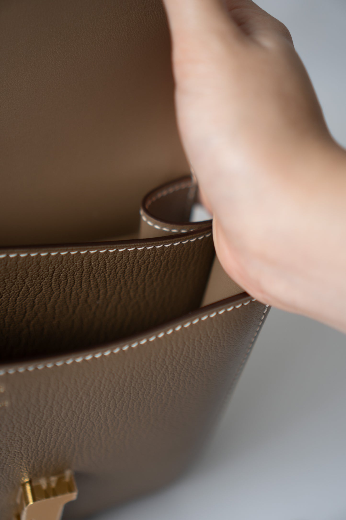 Constanc 18 – Etoupe Epsom Leather with Gold Hardware
