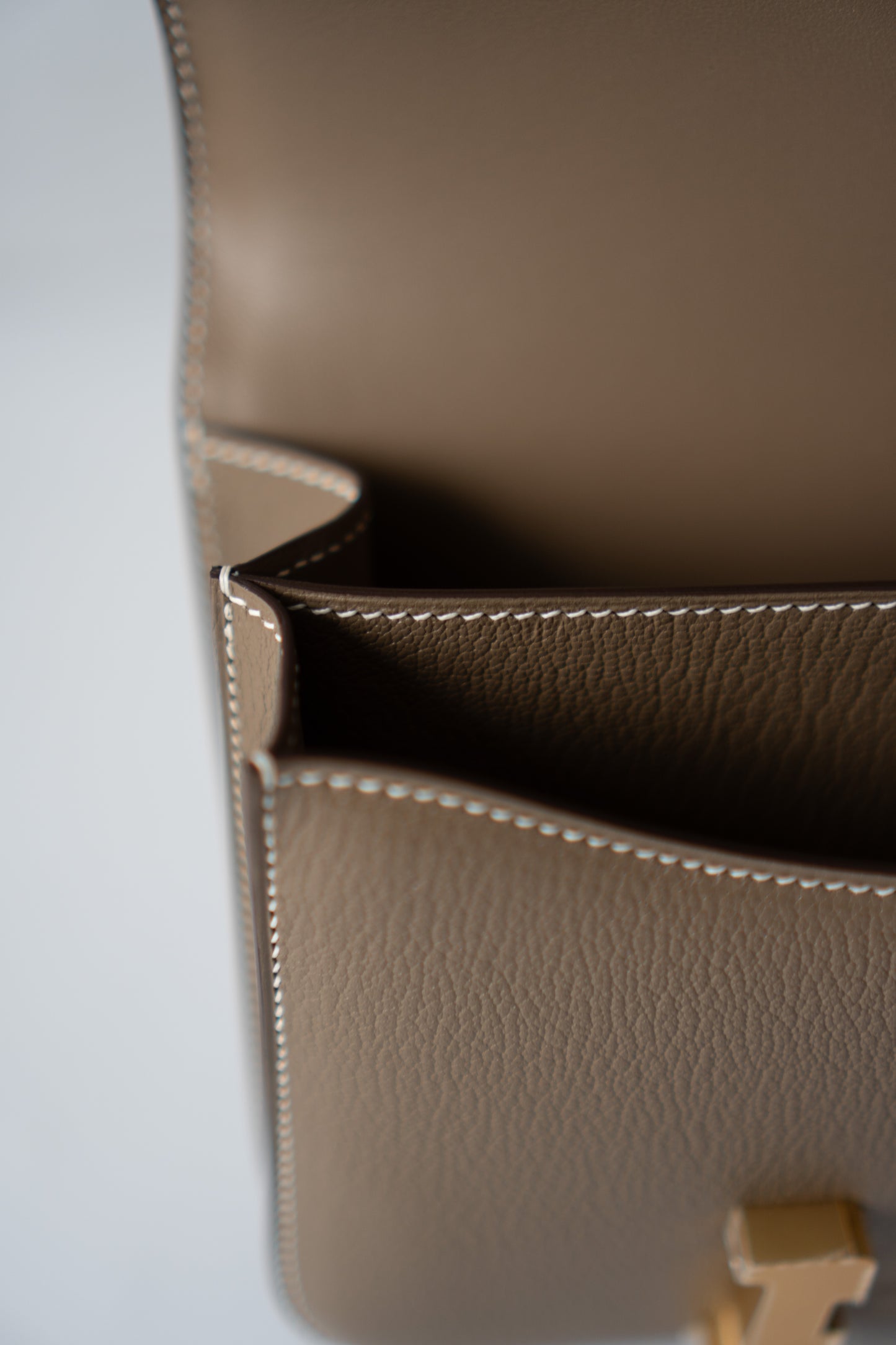 Constanc 18 – Etoupe Epsom Leather with Gold Hardware