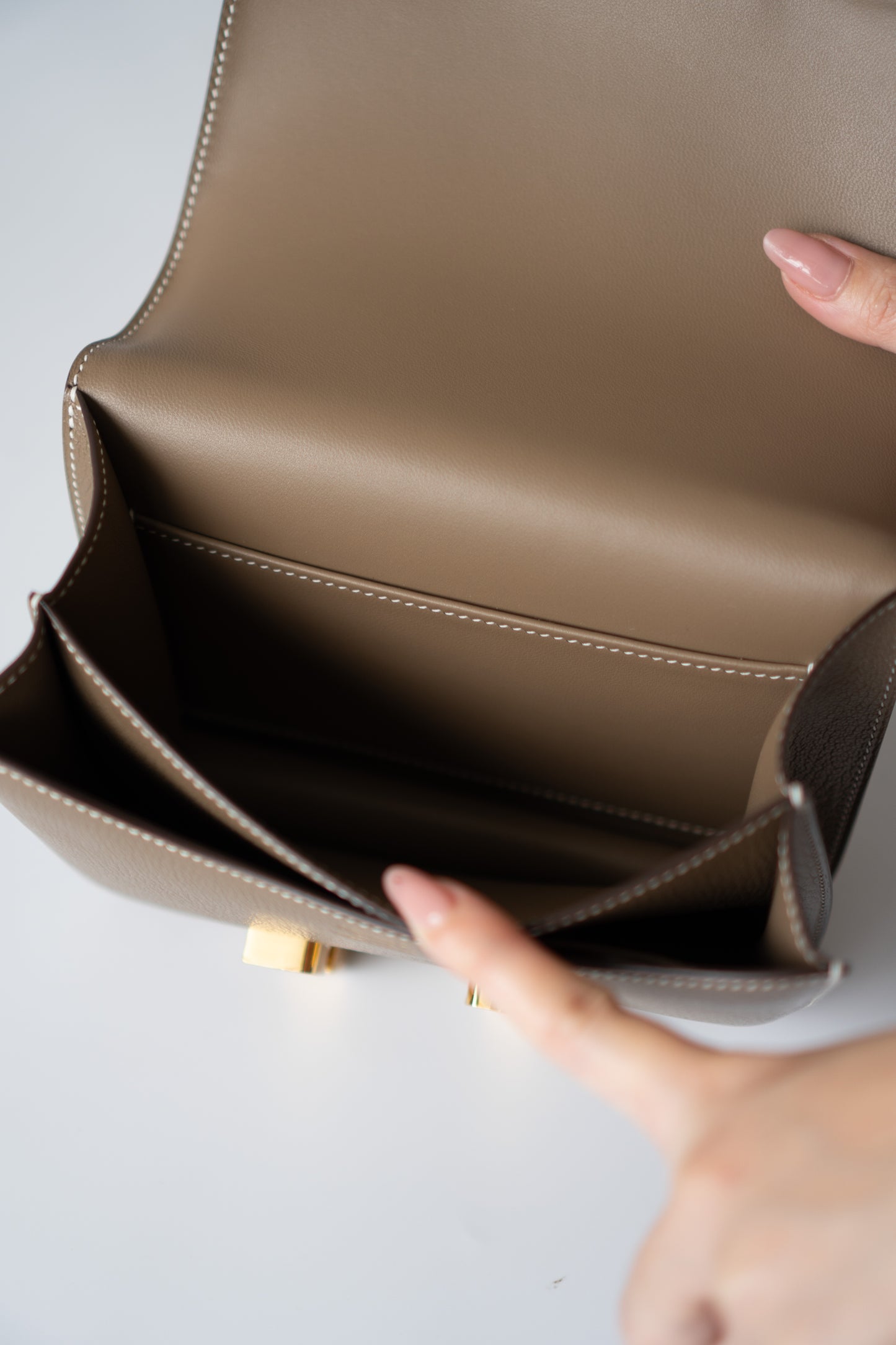 Constanc 18 – Etoupe Epsom Leather with Gold Hardware