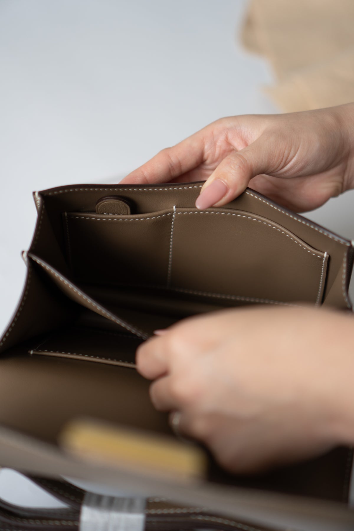 Constanc 18 – Etoupe Epsom Leather with Gold Hardware