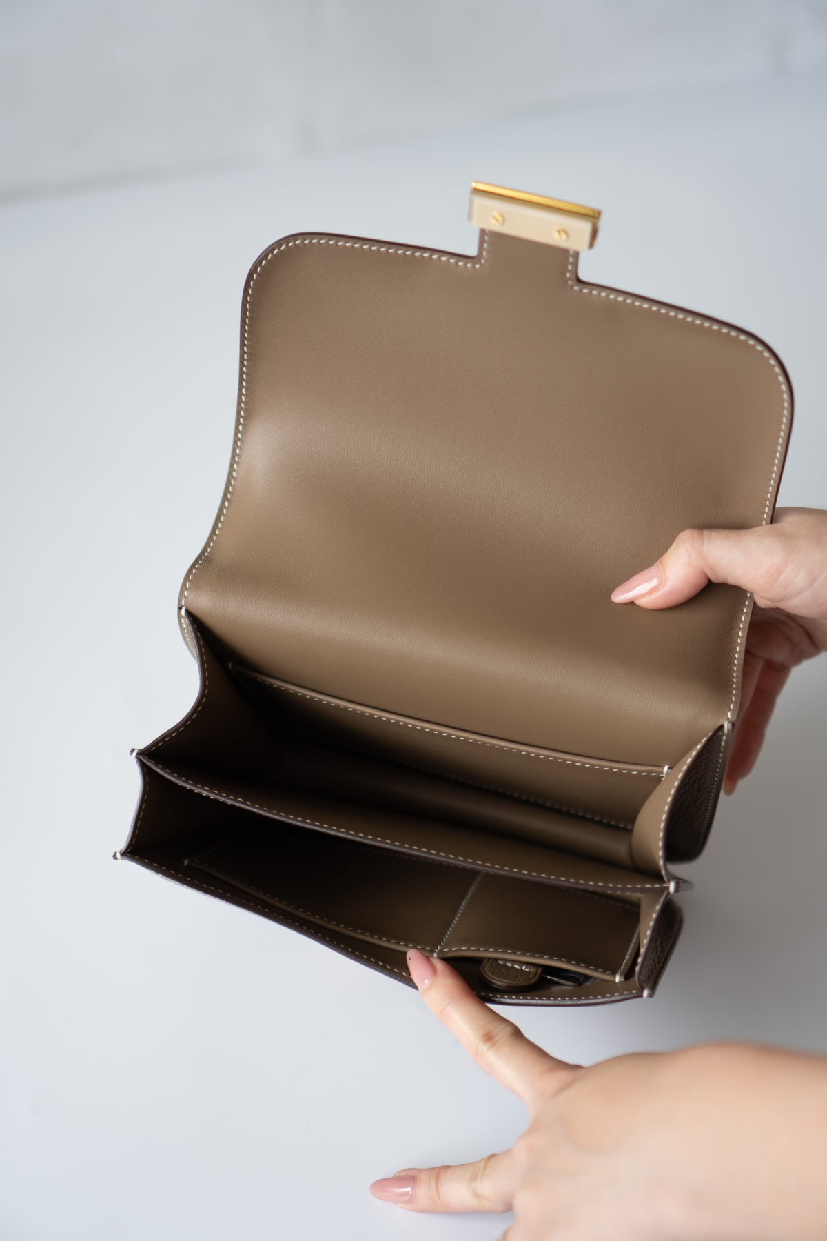 Constanc 18 – Etoupe Epsom Leather with Gold Hardware