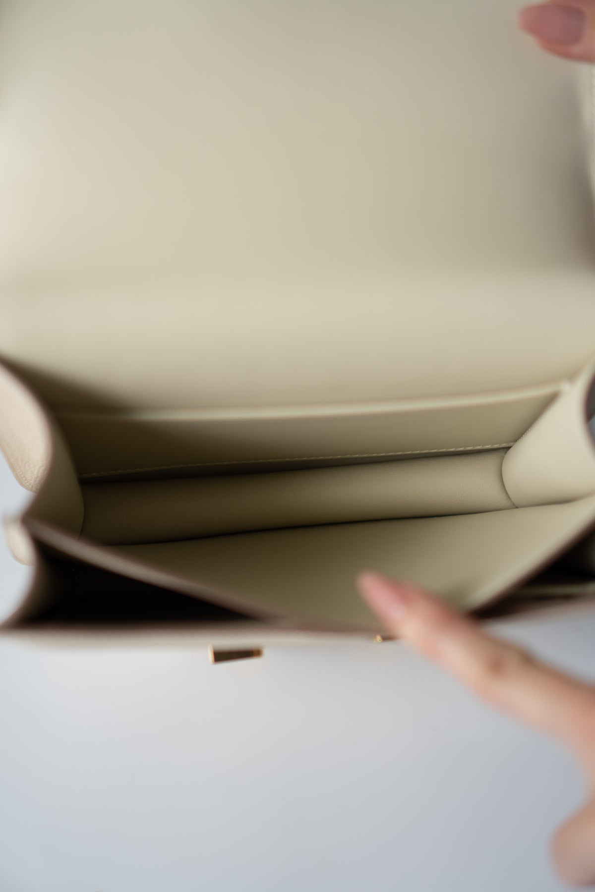 Constanc 18 – Craie Epsom Leather with Gold Hardware
