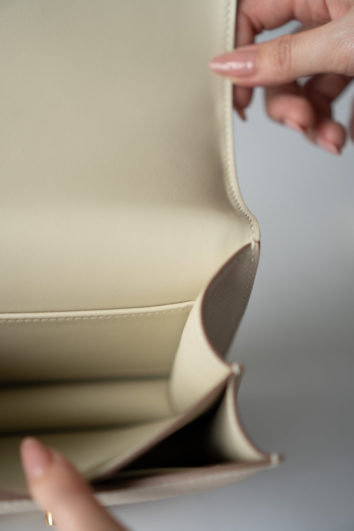 Constanc 18 – Craie Epsom Leather with Gold Hardware