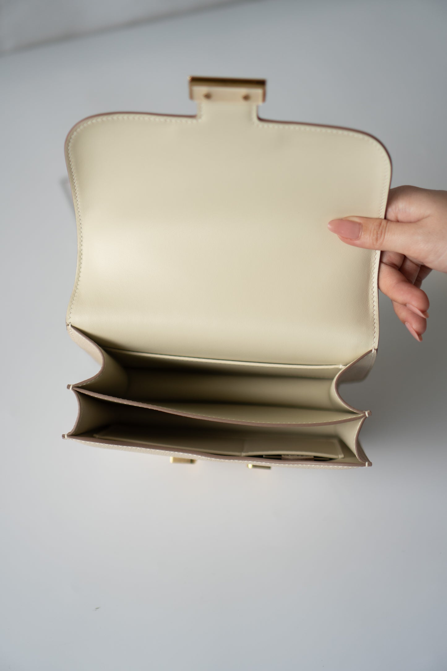Constanc 18 – Craie Epsom Leather with Gold Hardware