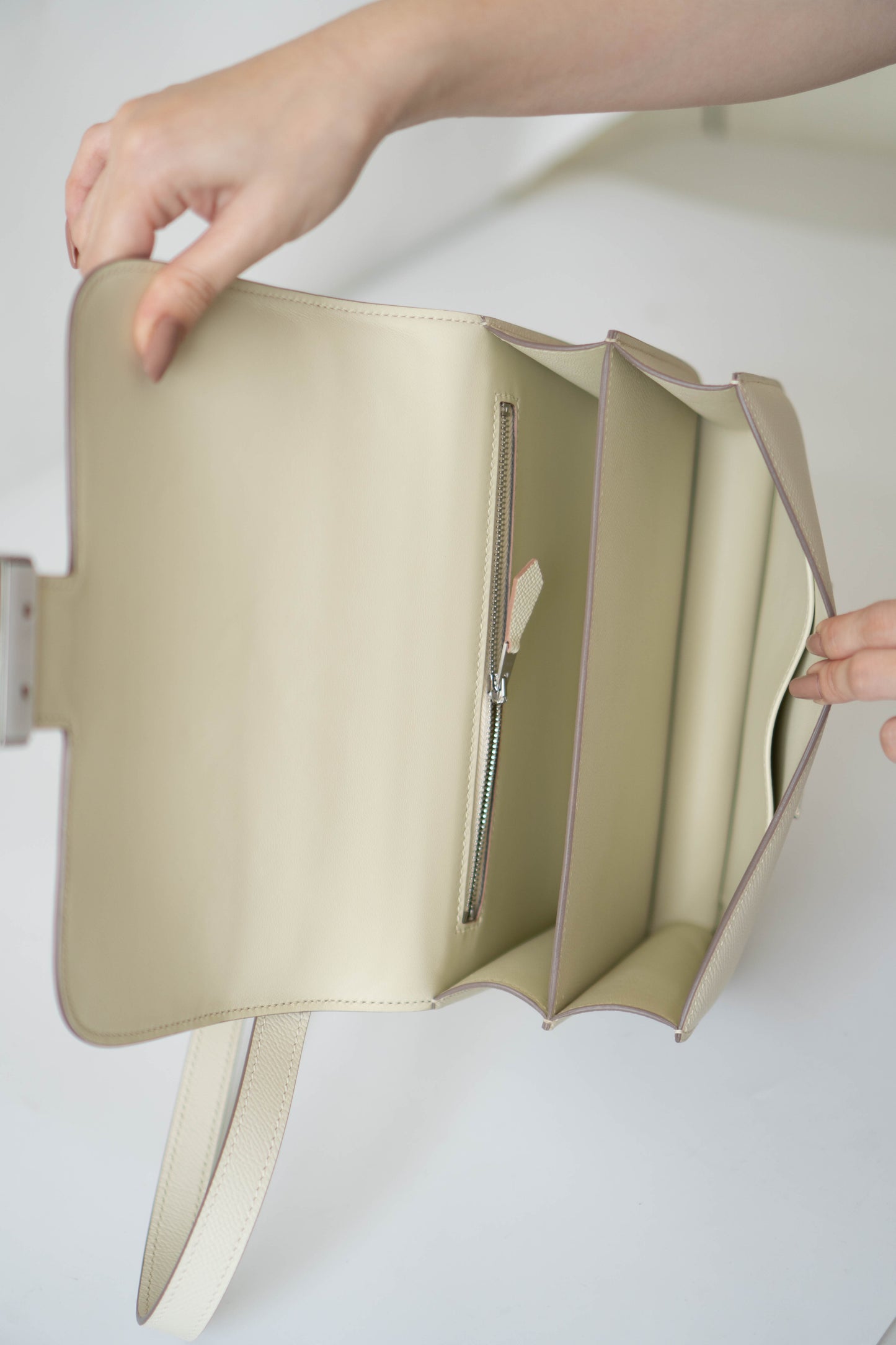 Constanc 23 – Craie Epsom Leather with Palladium Hardware