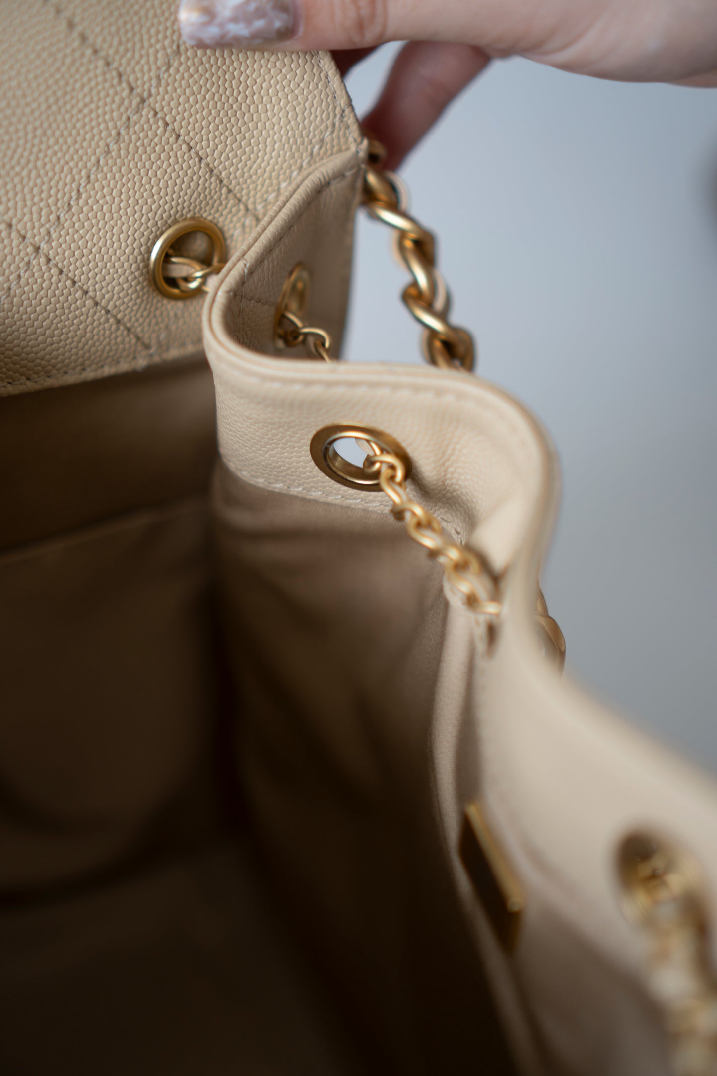 C25 Drawstring Tote in Beige Caviar Leather