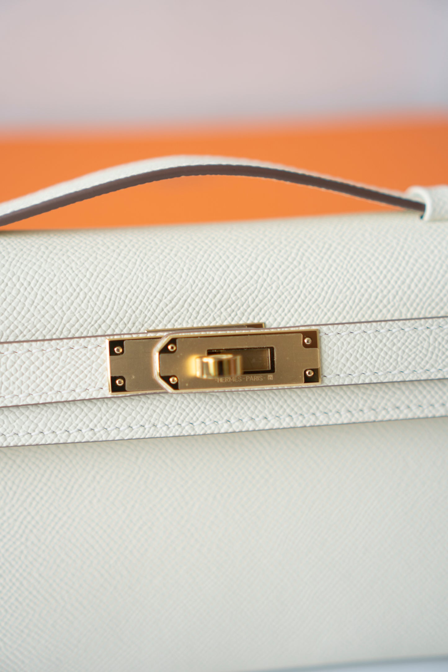 Kelly Cut – Craie Epsom with Gold Hardware