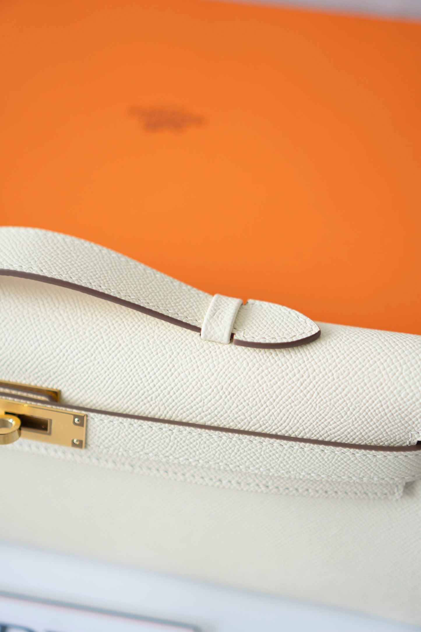 Kelly Cut – Craie Epsom with Gold Hardware