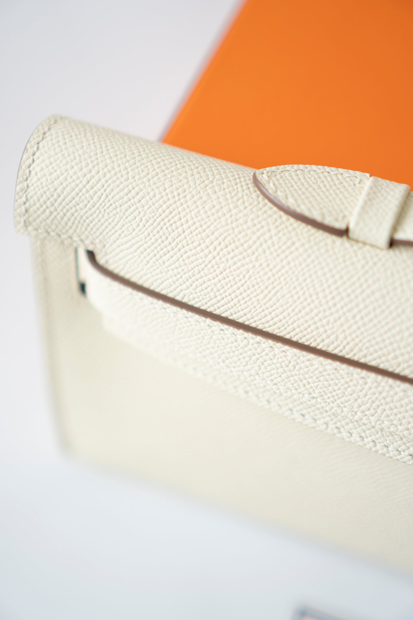 Kelly Cut – Craie Epsom with Gold Hardware