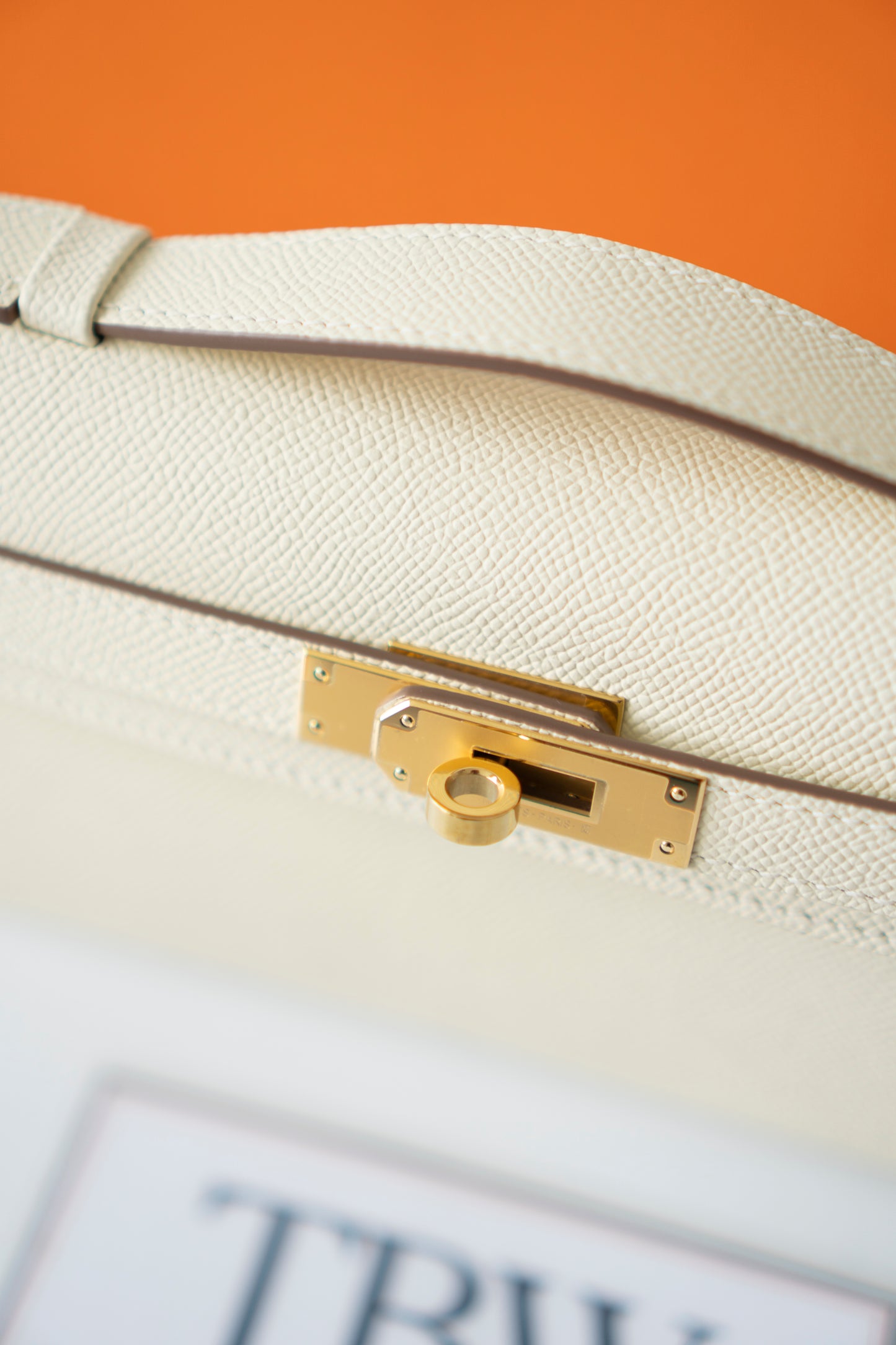 Kelly Cut – Craie Epsom with Gold Hardware