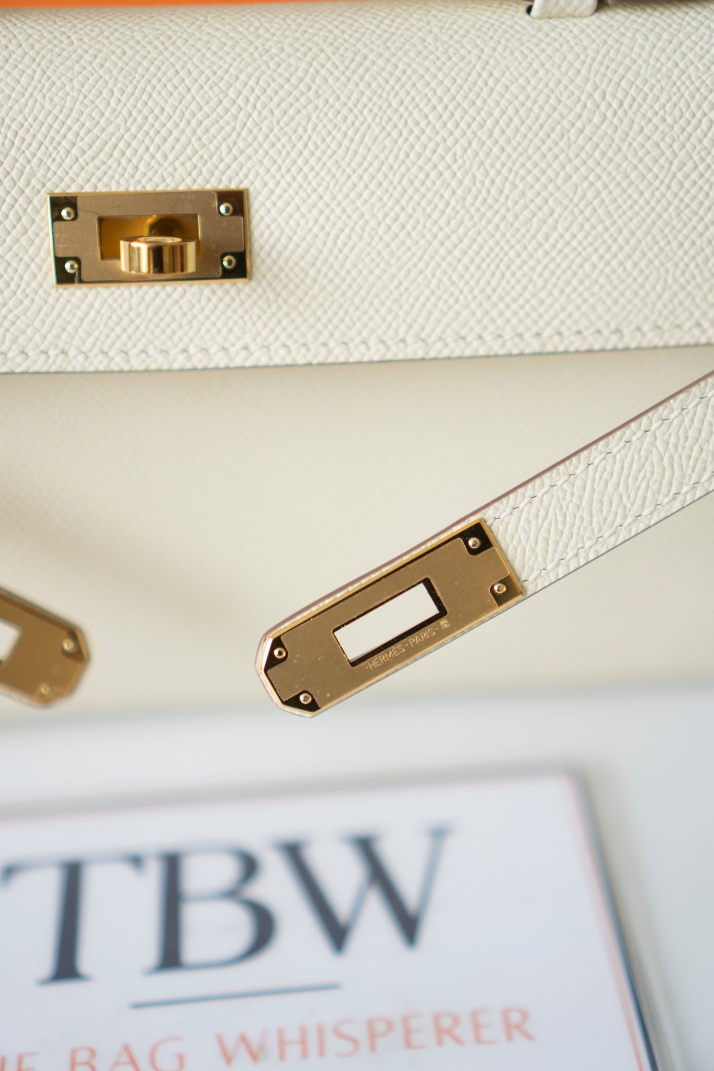 Kelly Cut – Craie Epsom with Gold Hardware