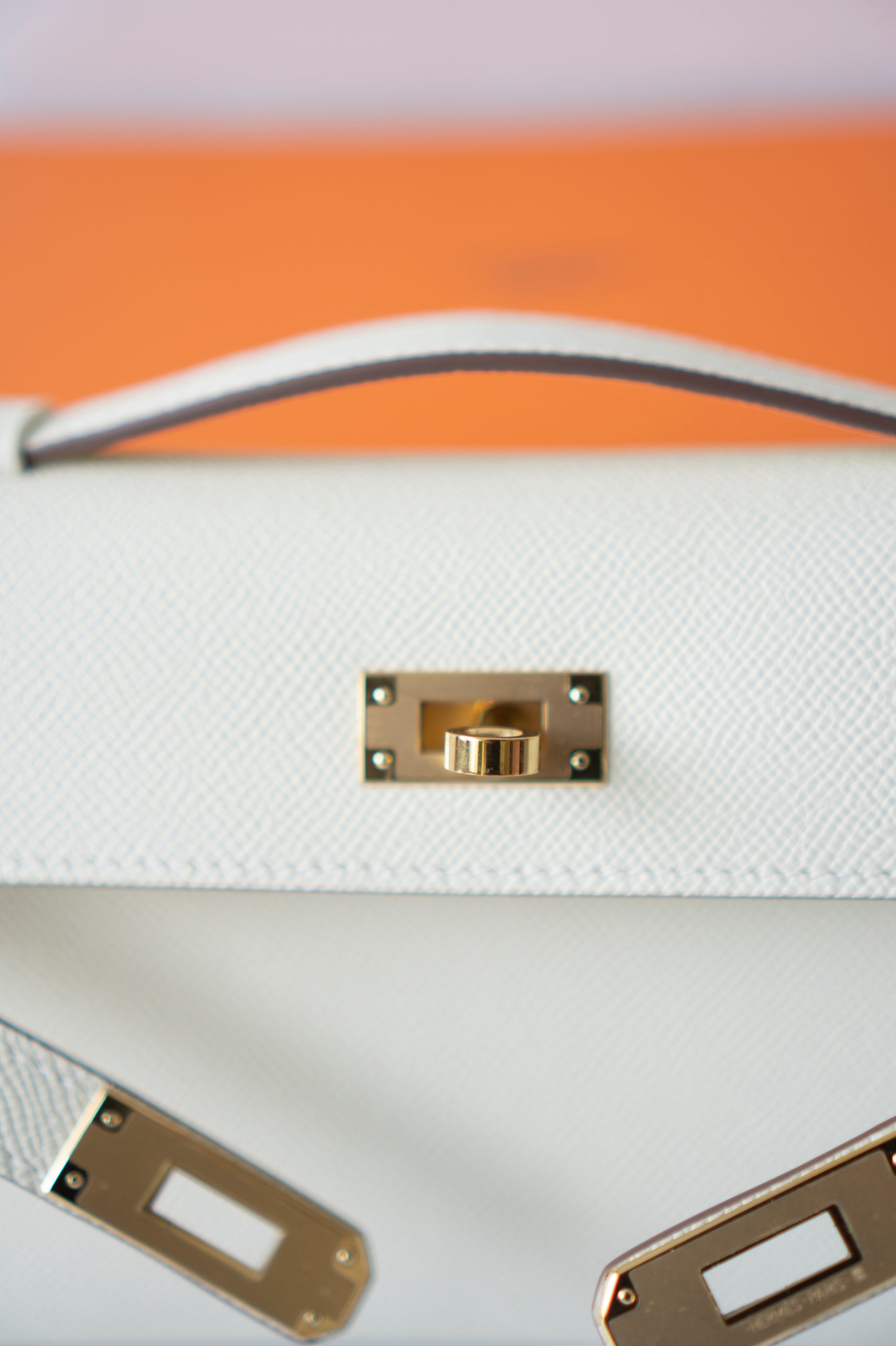 Kelly Cut – Craie Epsom with Gold Hardware