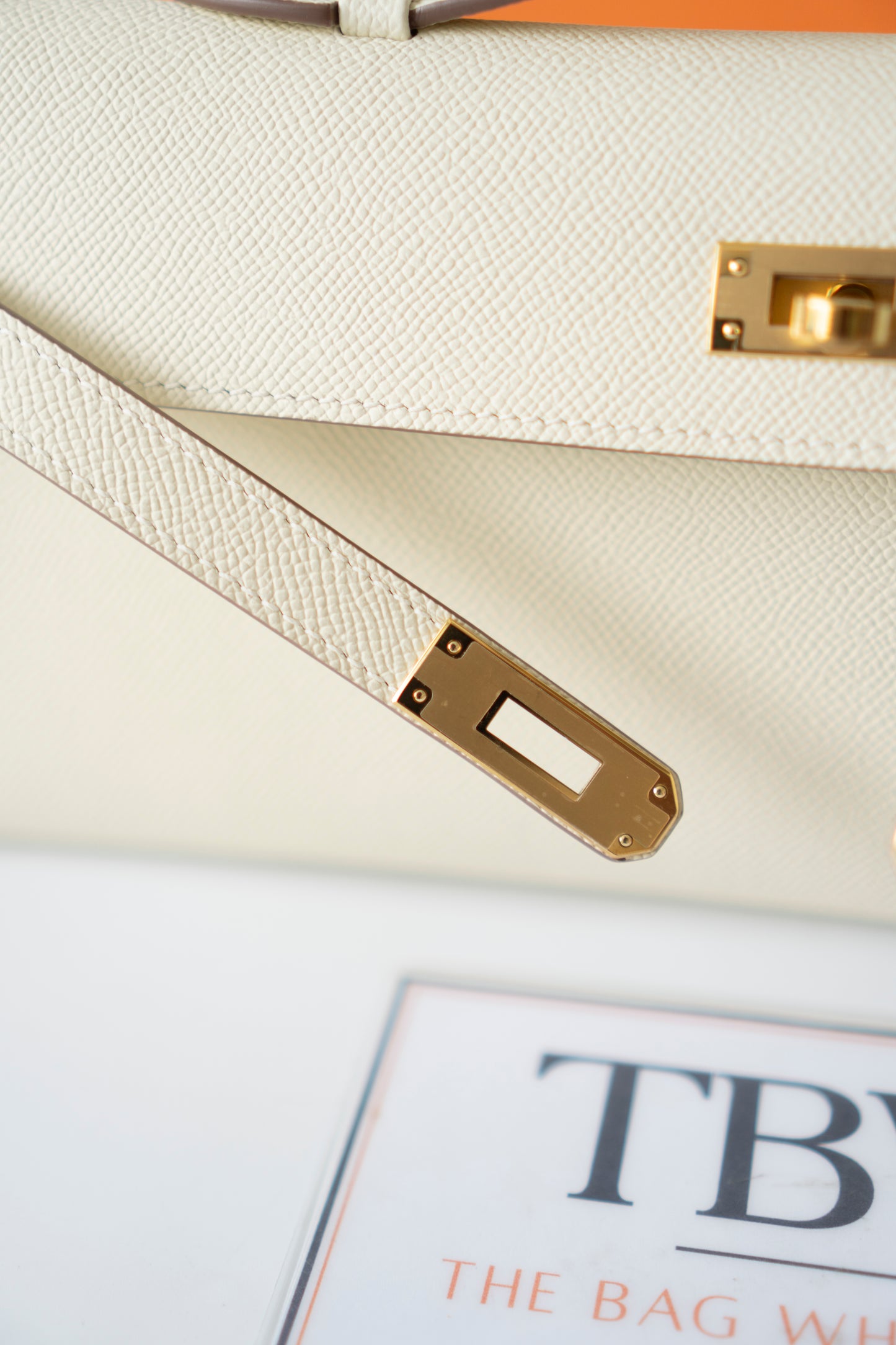 Kelly Cut – Craie Epsom with Gold Hardware