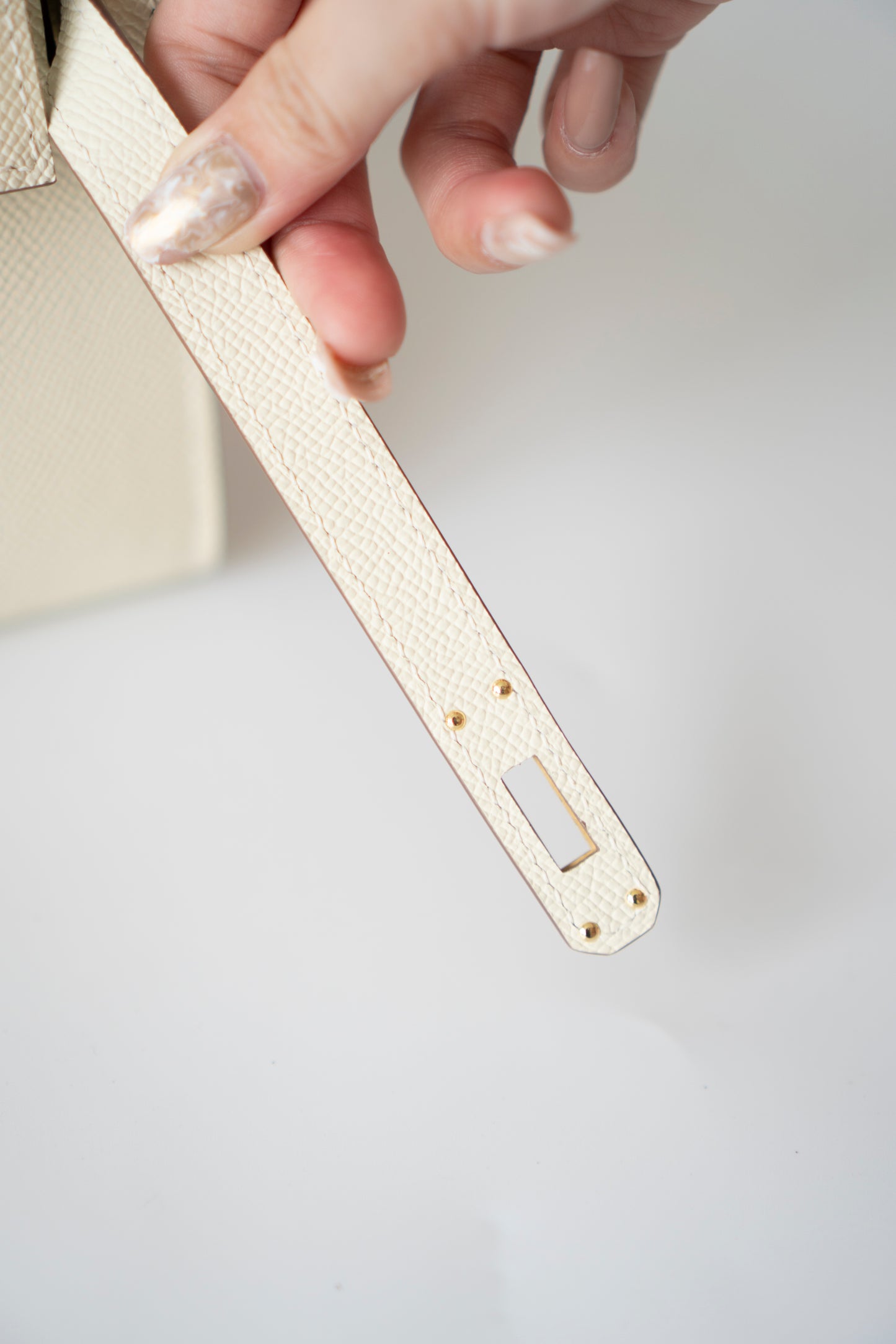 Kelly Cut – Craie Epsom with Gold Hardware