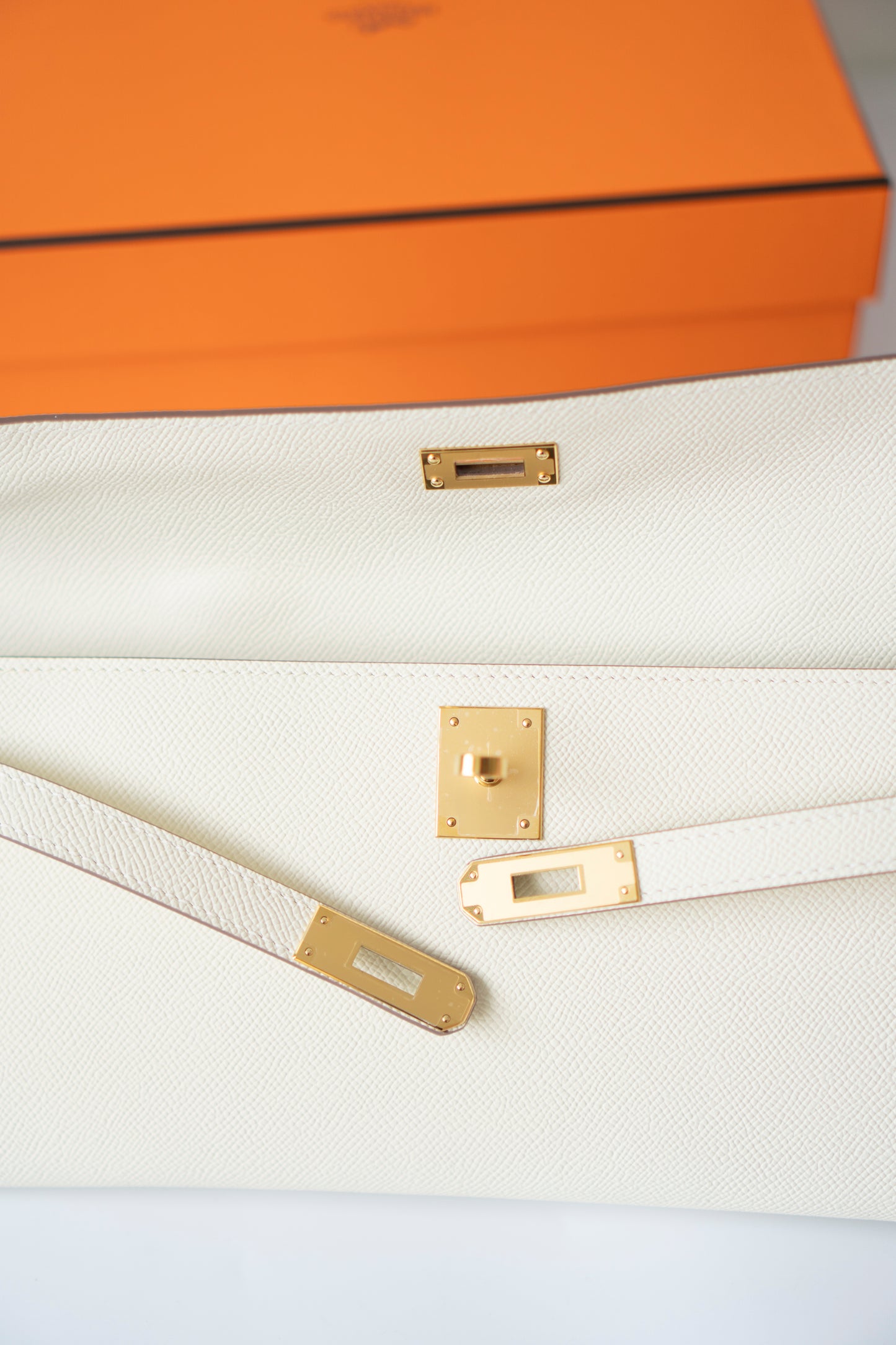 Kelly Cut – Craie Epsom with Gold Hardware