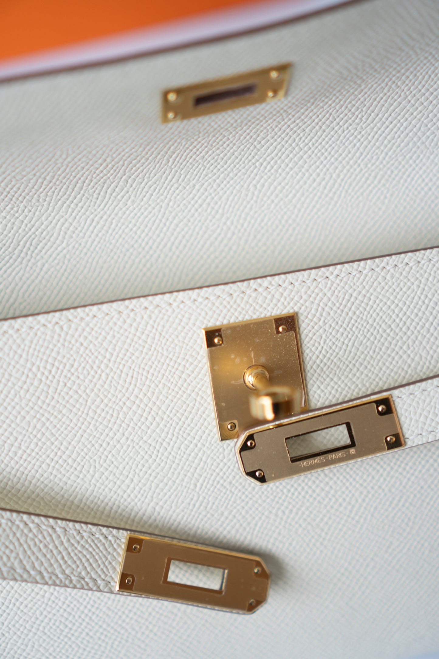 Kelly Cut – Craie Epsom with Gold Hardware