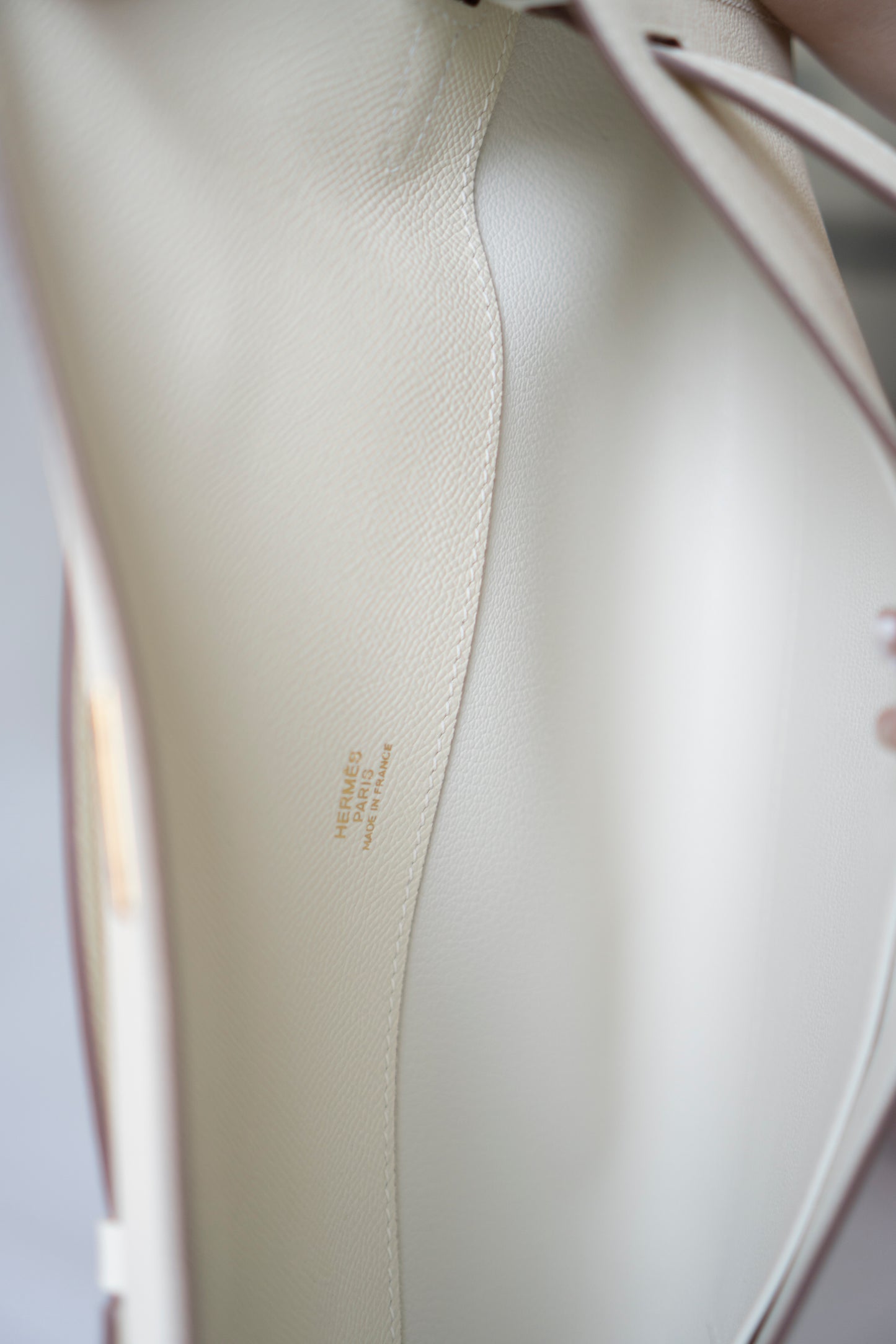 Kelly Cut – Craie Epsom with Gold Hardware