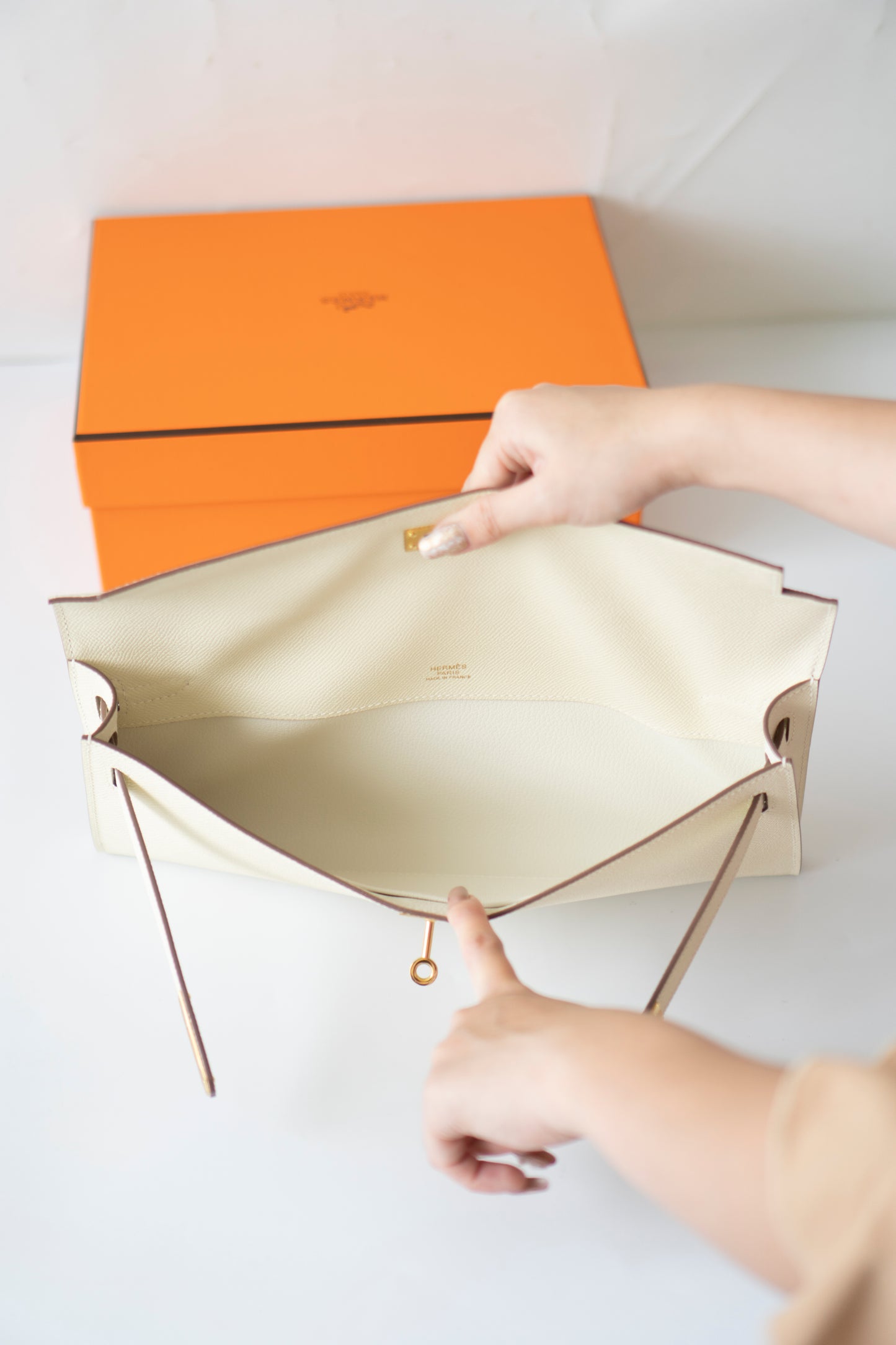 Kelly Cut – Craie Epsom with Gold Hardware