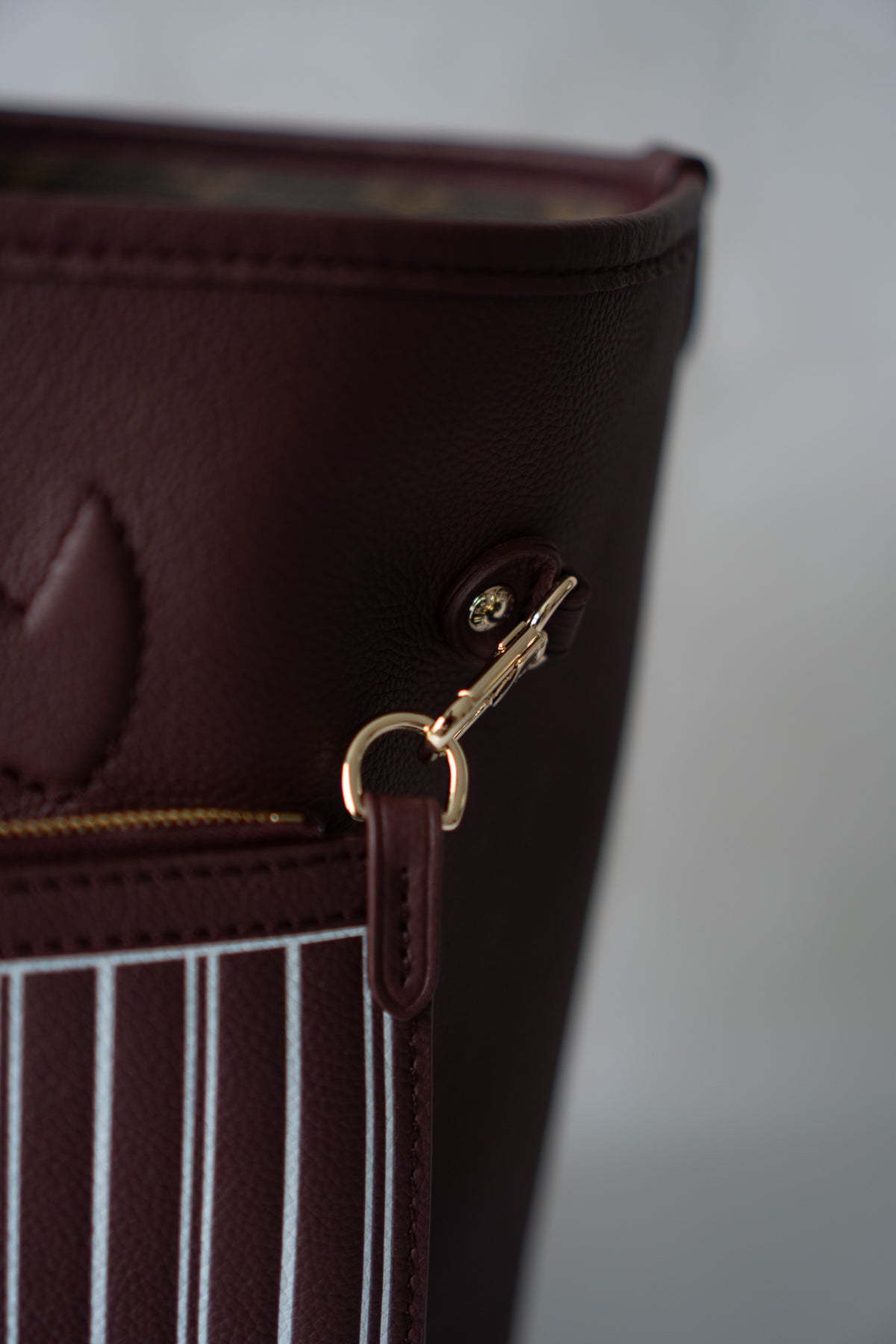 Neverfull Inside Out MM – Monogram / Dark Burgundy (Grained Leather) with Gold Hardware