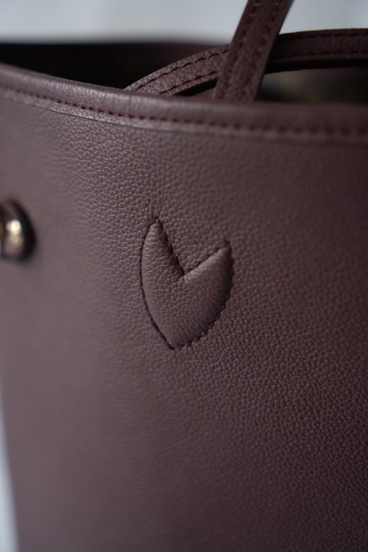 Neverfull Inside Out MM – Monogram / Dark Burgundy (Grained Leather) with Gold Hardware