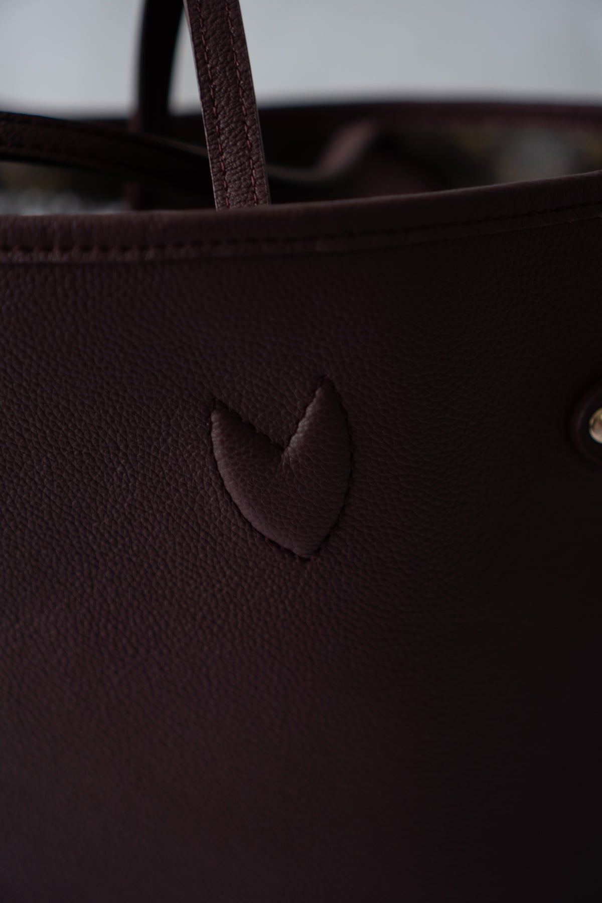 Neverfull Inside Out MM – Monogram / Dark Burgundy (Grained Leather) with Gold Hardware