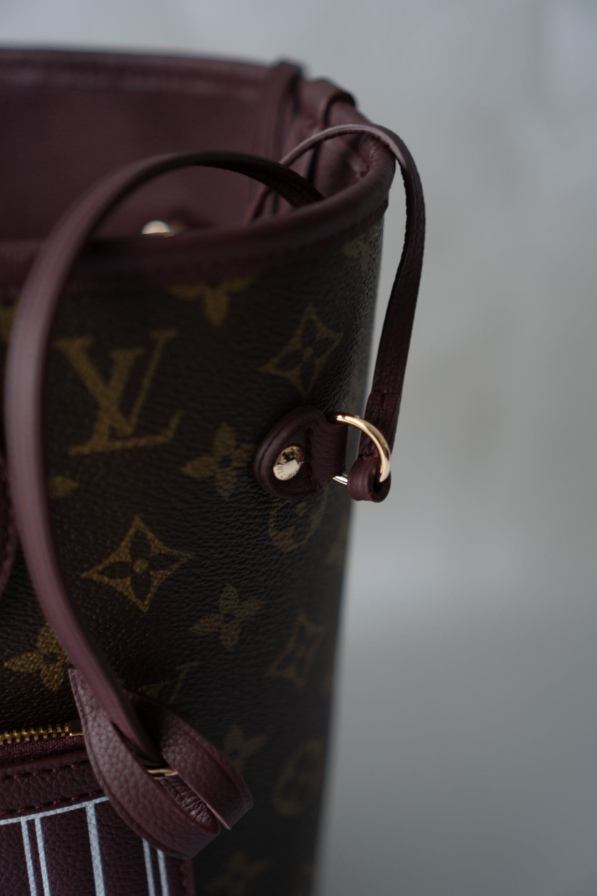 Neverfull Inside Out MM – Monogram / Dark Burgundy (Grained Leather) with Gold Hardware