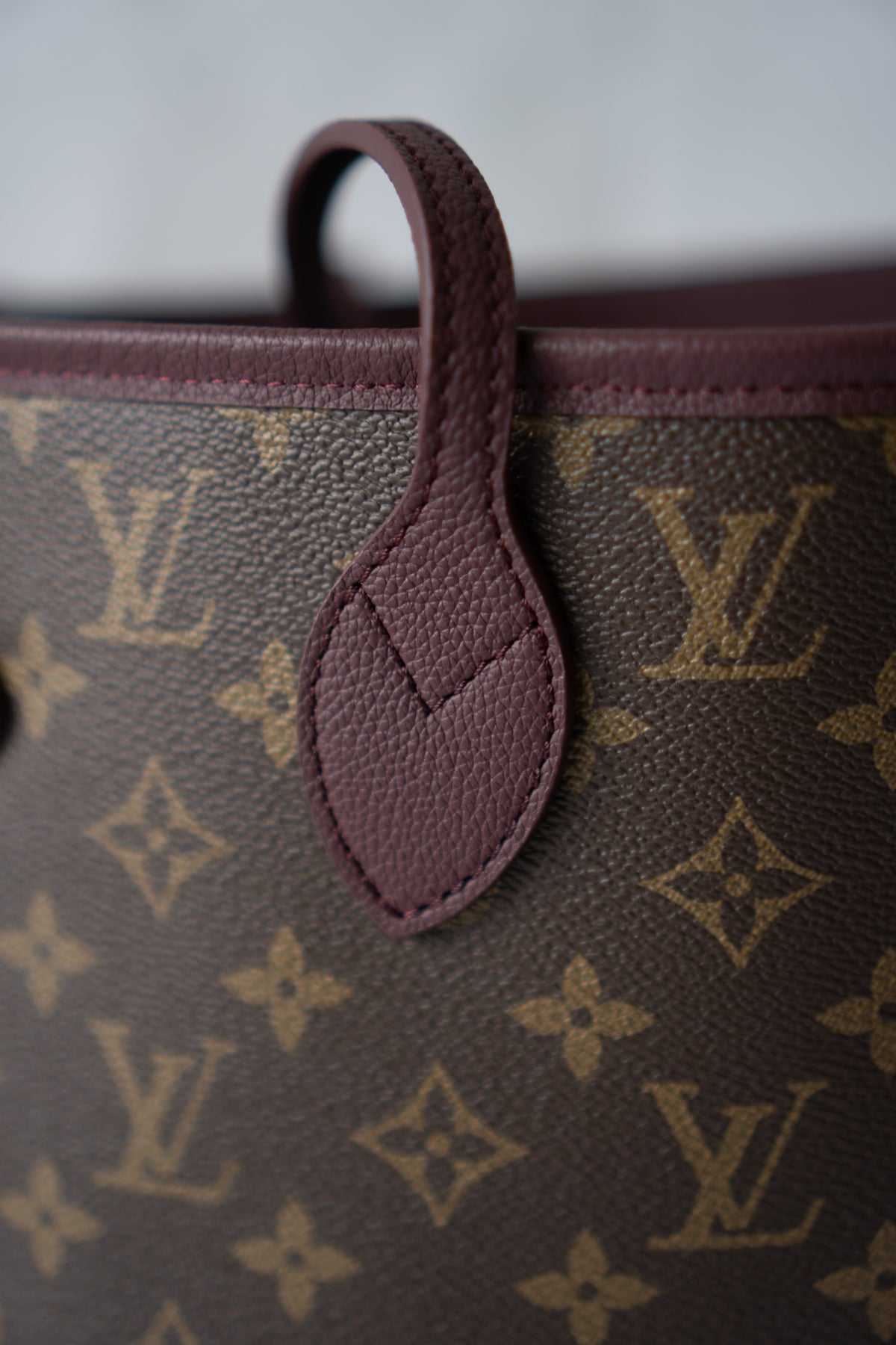 Neverfull Inside Out MM – Monogram / Dark Burgundy (Grained Leather) with Gold Hardware
