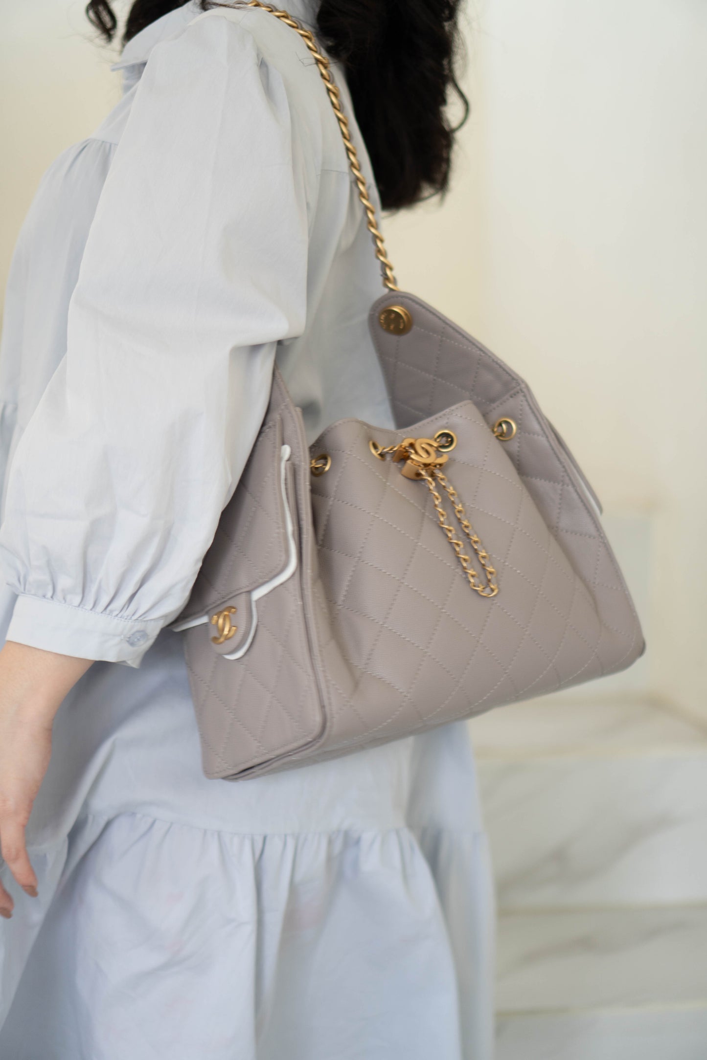 25K Small Hobo Bag – Lilac Grained Calfskin with Gold Hardware