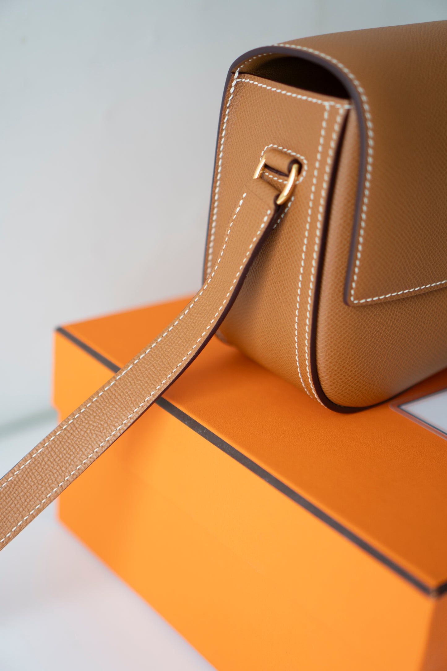 Della Élan – Gold Epsom with Gold Hardware