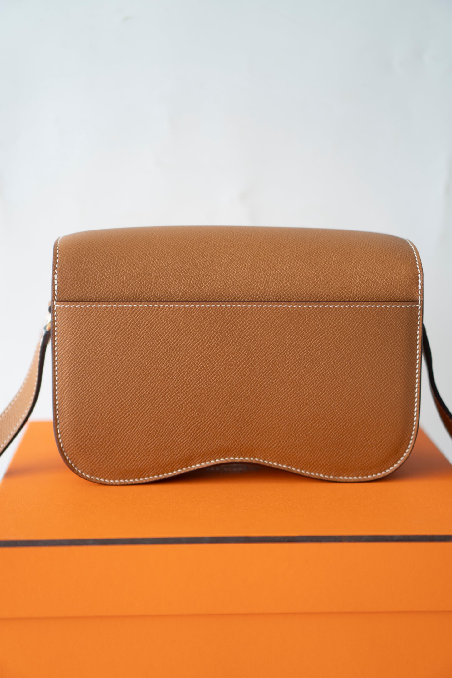 Della Élan – Gold Epsom with Gold Hardware