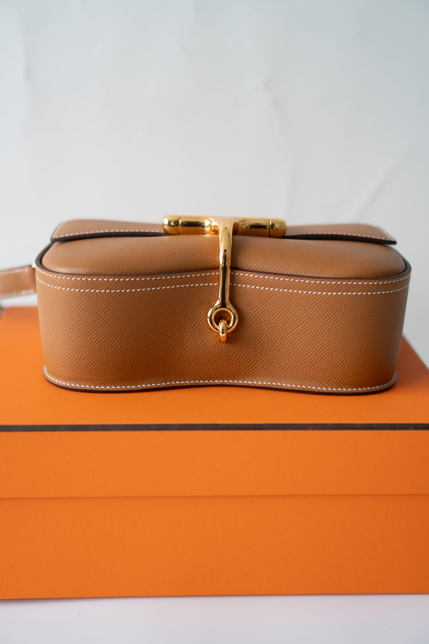 Della Élan – Gold Epsom with Gold Hardware