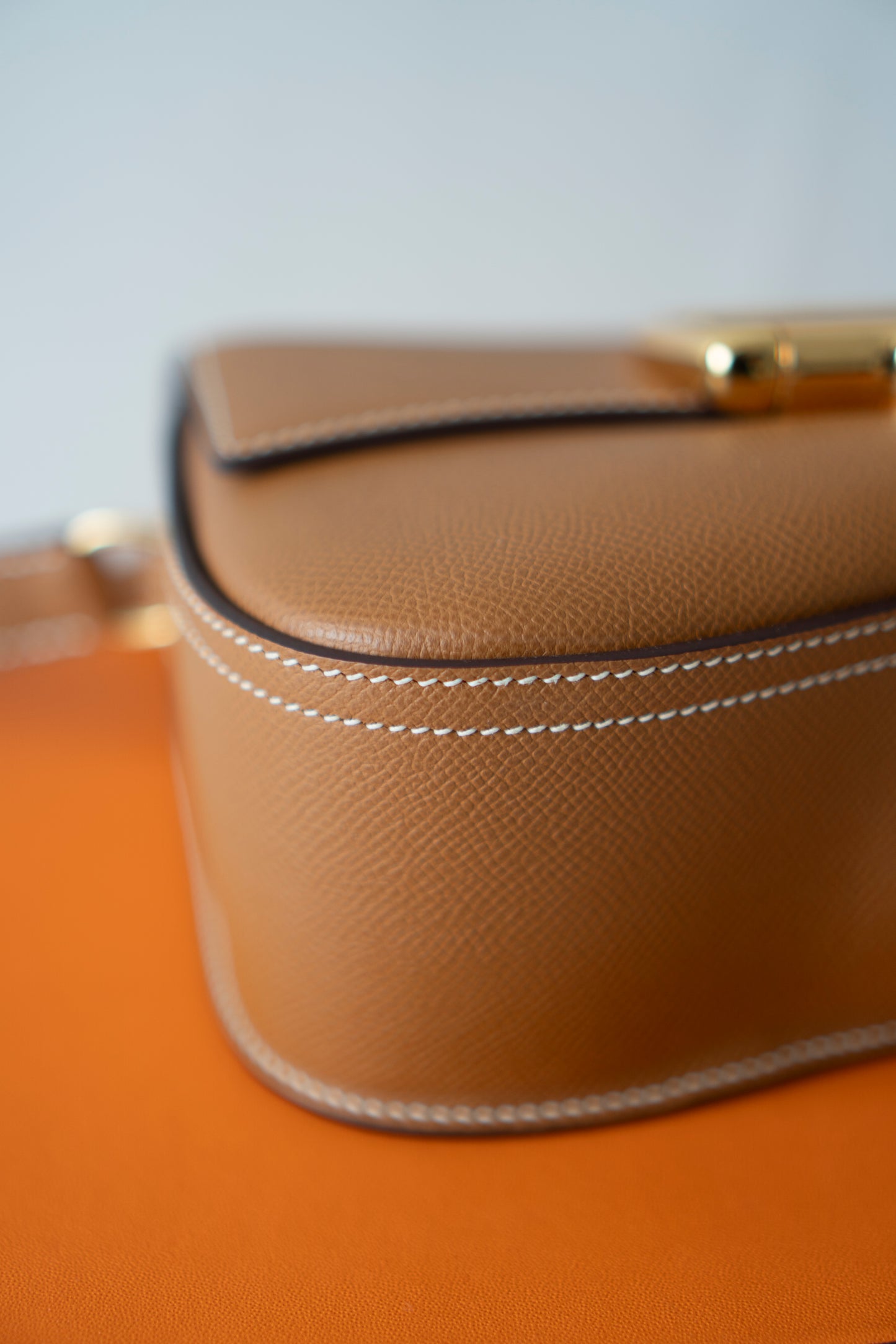 Della Élan – Gold Epsom with Gold Hardware
