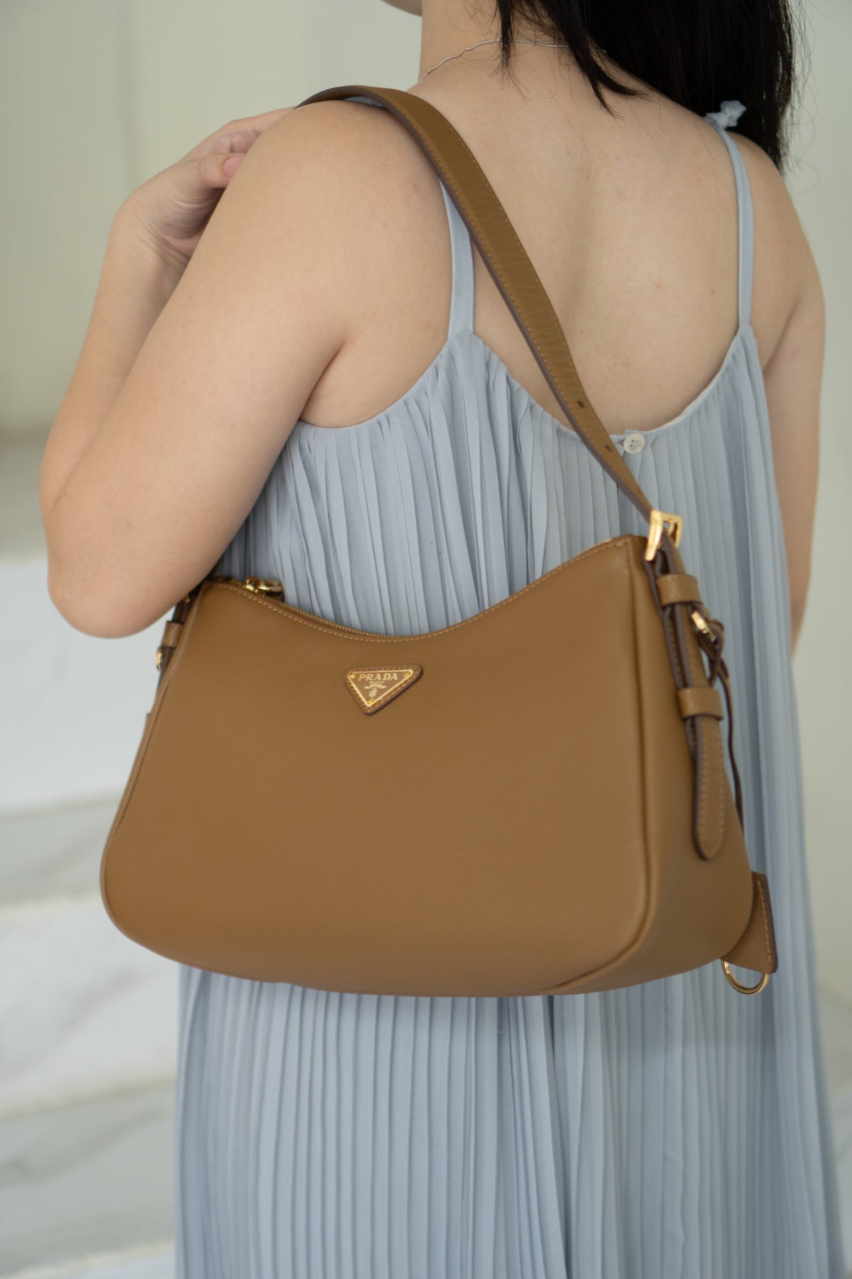 Arco Shoulder Bag – Caramel Brown Grained Leather with Gold Hardware