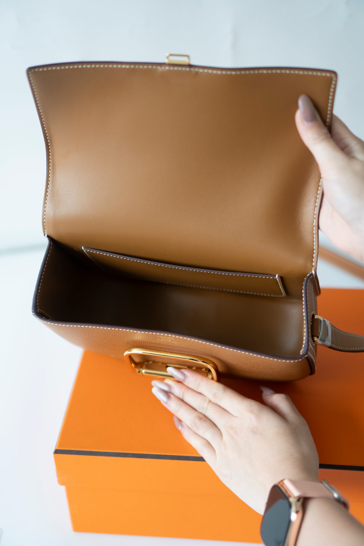 Della Élan – Gold Epsom with Gold Hardware