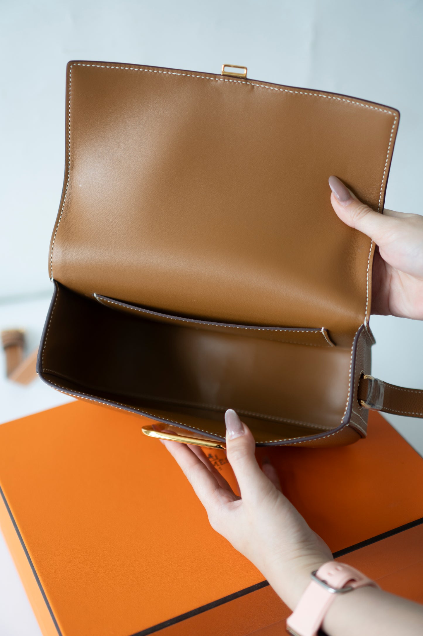 Della Élan – Gold Epsom with Gold Hardware