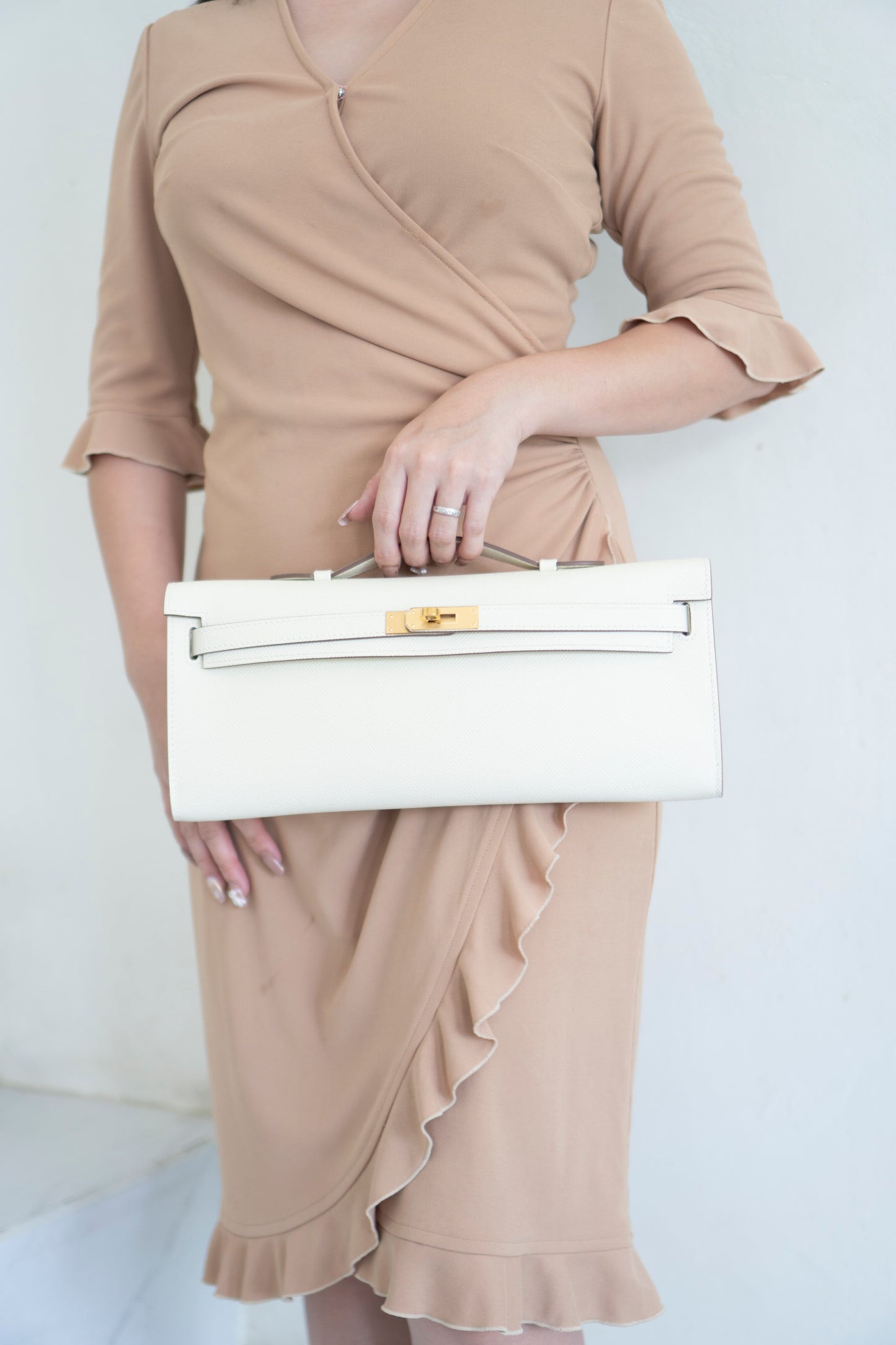 Kelly Cut – Craie Epsom with Gold Hardware