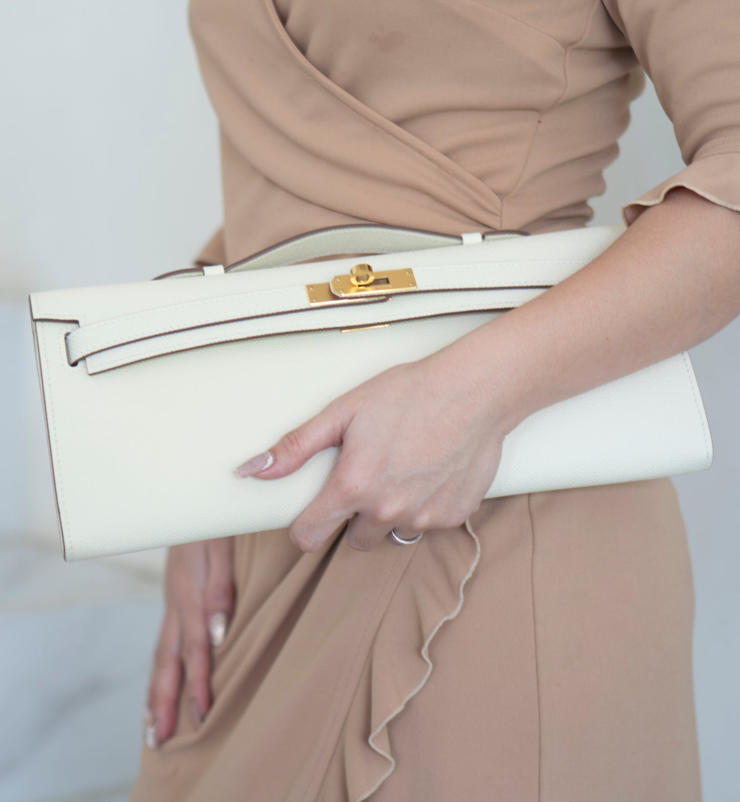 Kelly Cut – Craie Epsom with Gold Hardware