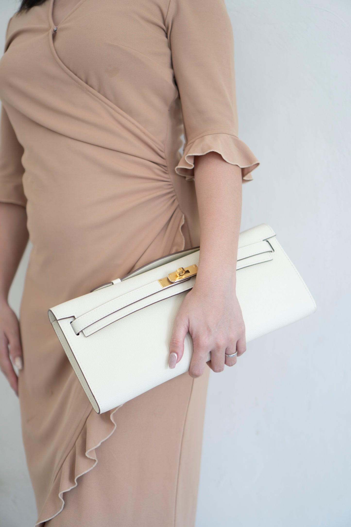 Kelly Cut – Craie Epsom with Gold Hardware