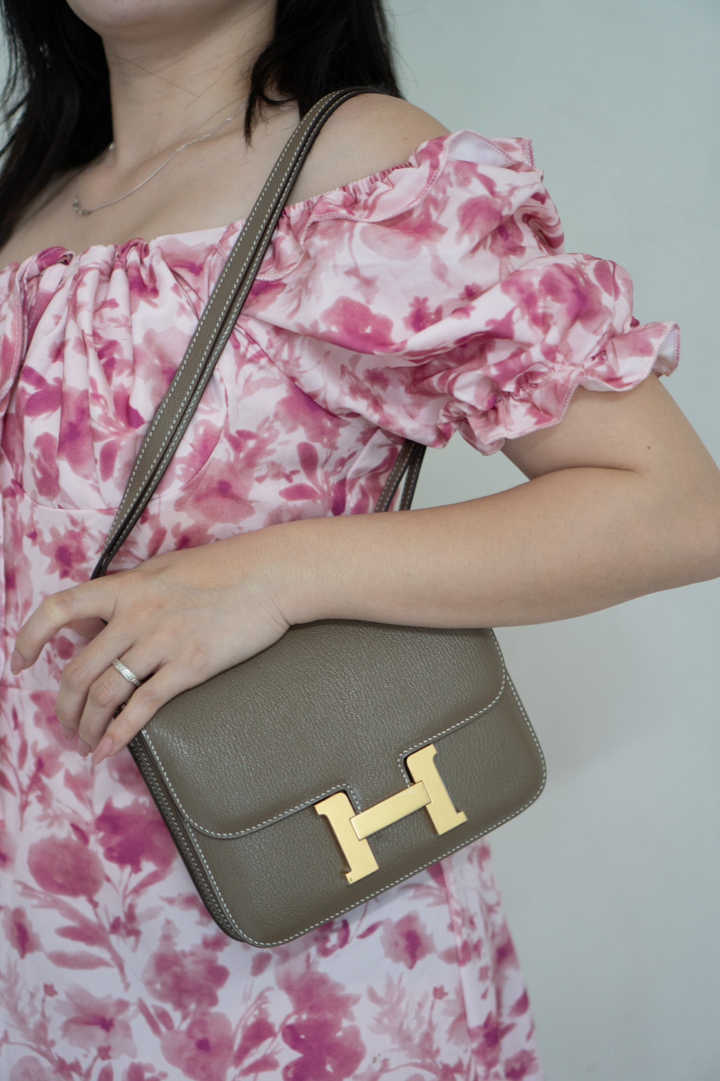 Constanc 18 – Etoupe Epsom Leather with Gold Hardware