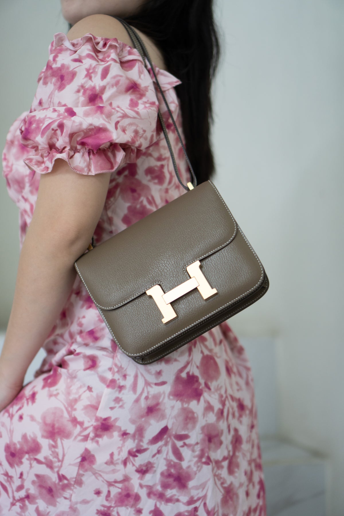 Constanc 18 – Etoupe Epsom Leather with Gold Hardware