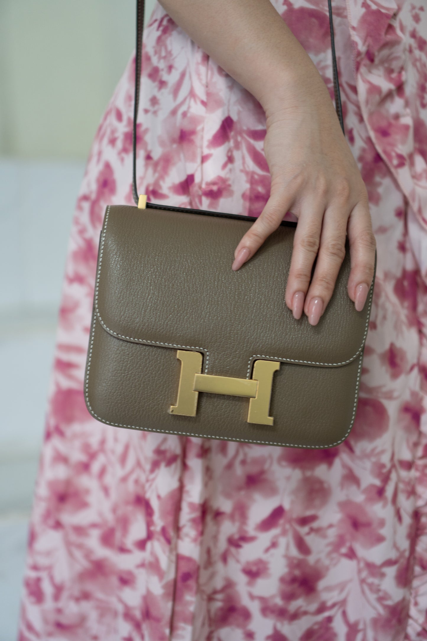 Constanc 18 – Etoupe Epsom Leather with Gold Hardware