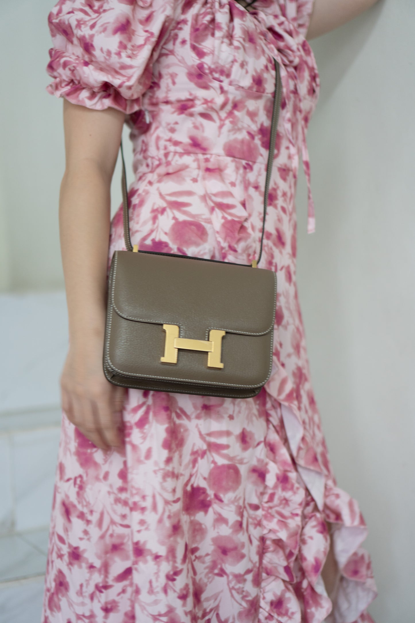 Constanc 18 – Etoupe Epsom Leather with Gold Hardware