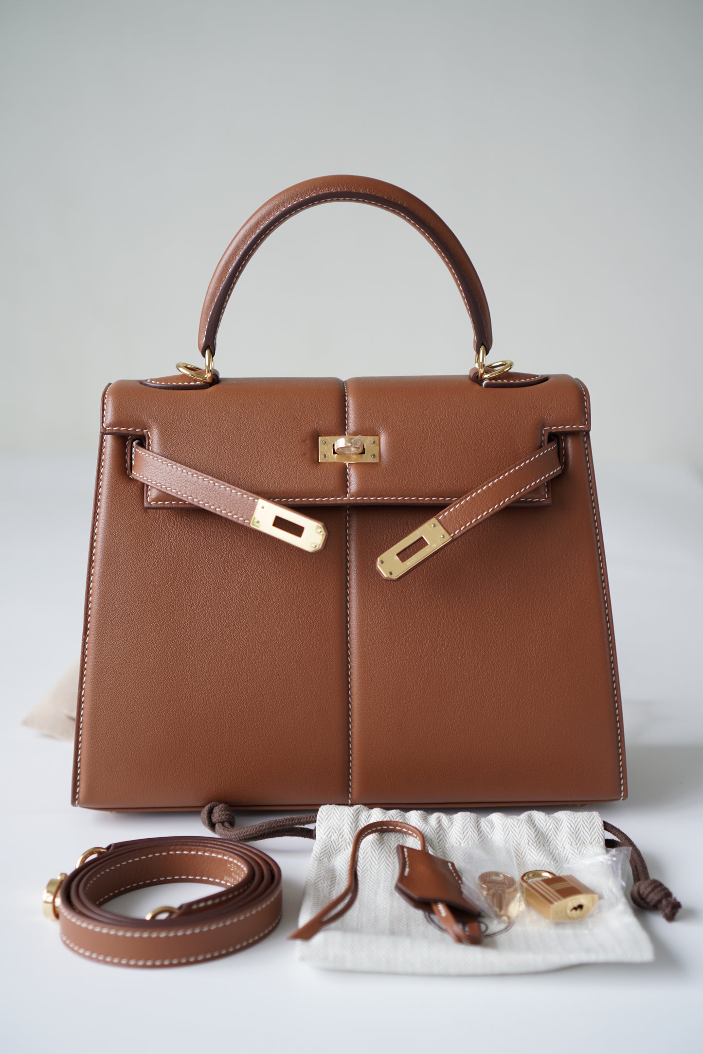 Kelly 25 Padded in Gold Swift