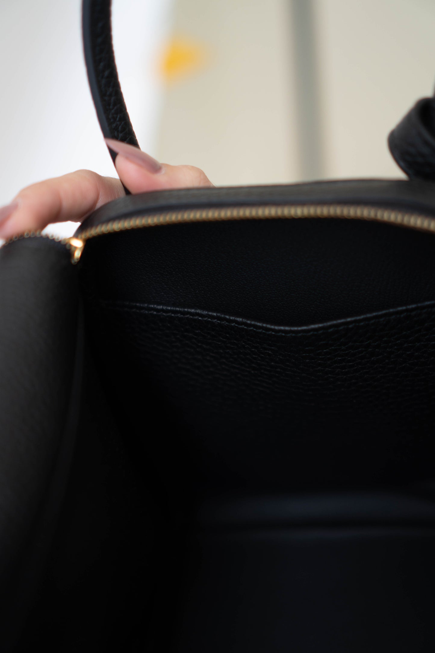 Lind 26 – Black Clemence Leather with Gold Hardware