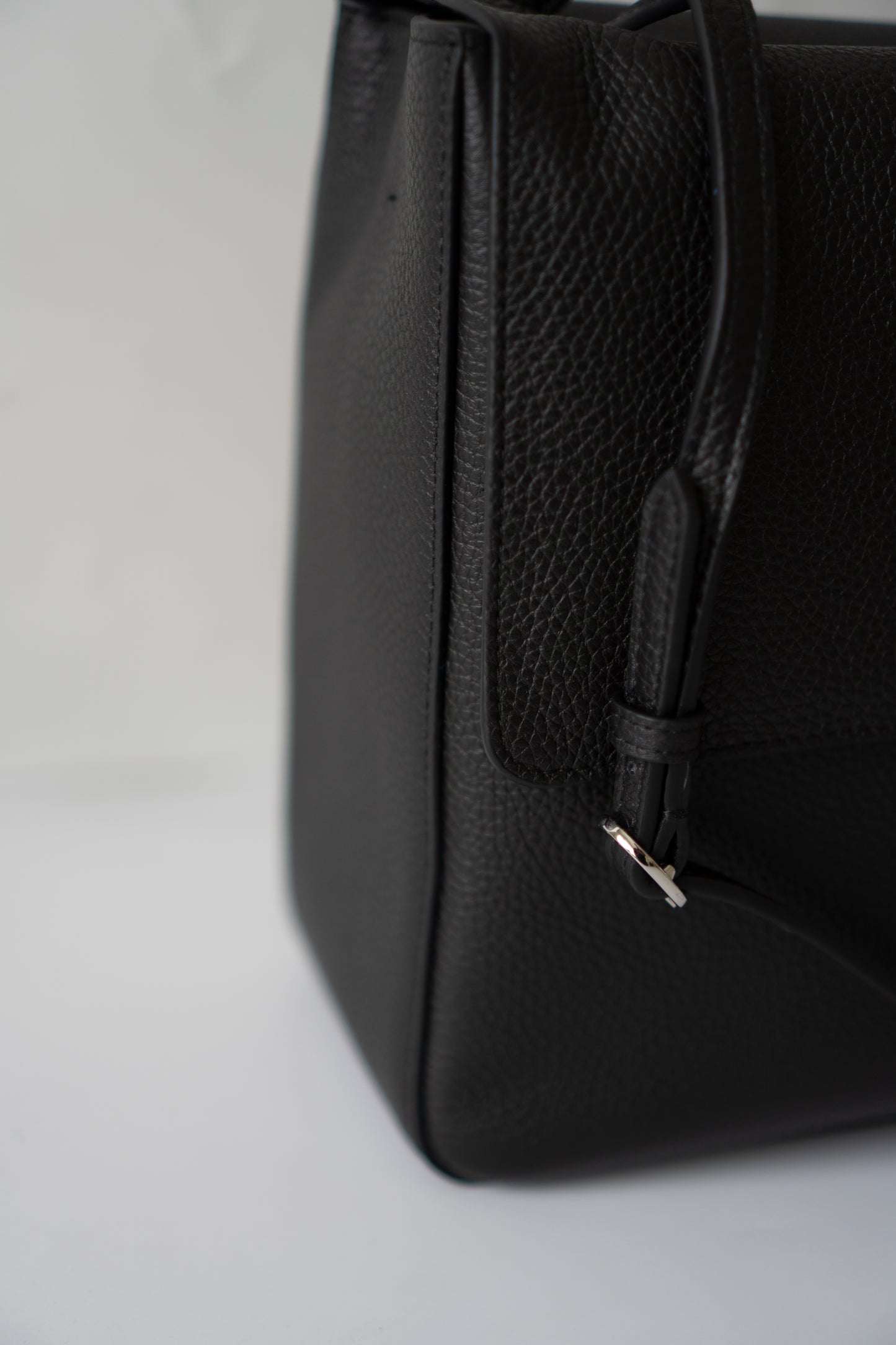 Maxi Flap Black Pebbled Calfskin Leather Silver Hardware