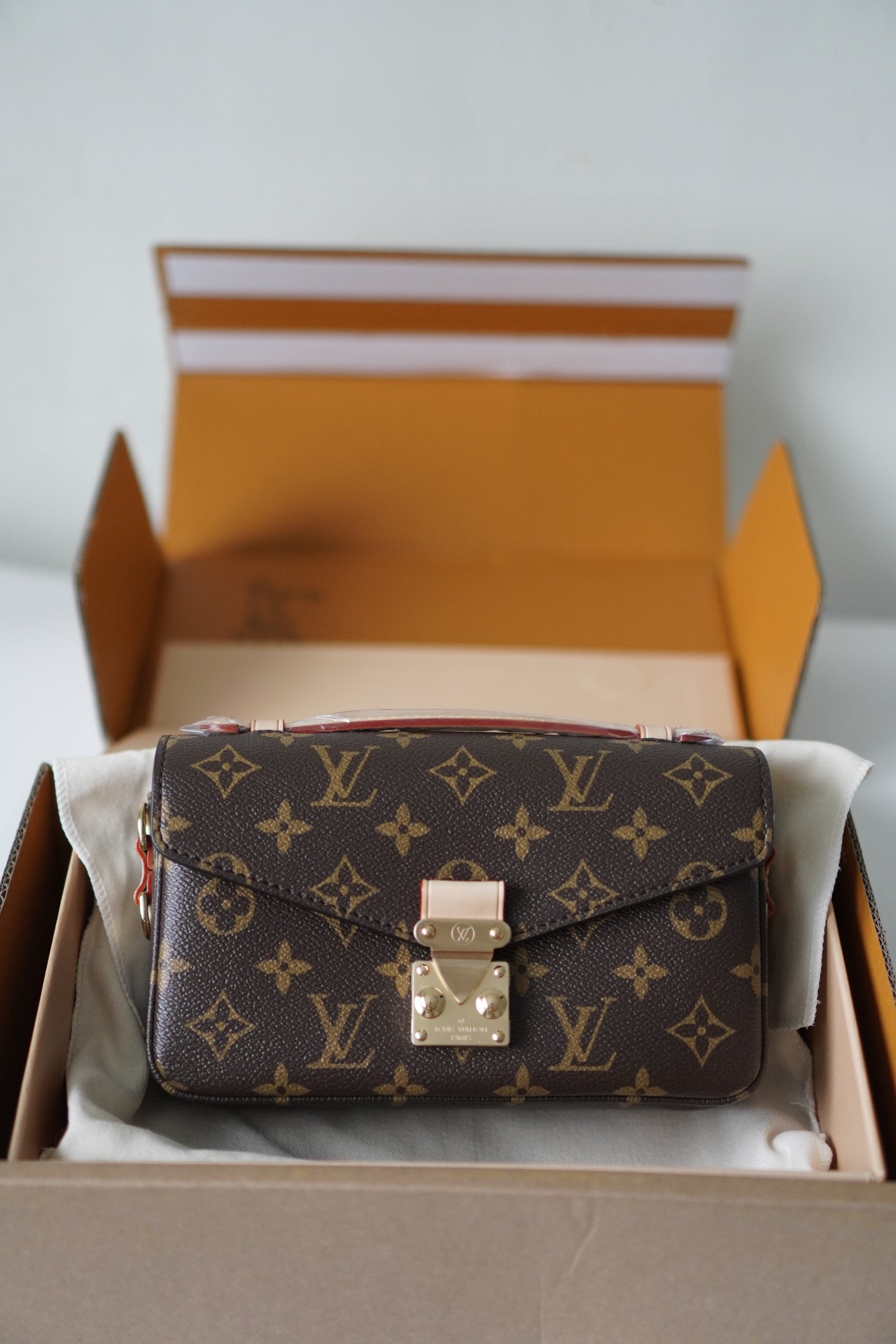 LV Pochette Métis East West