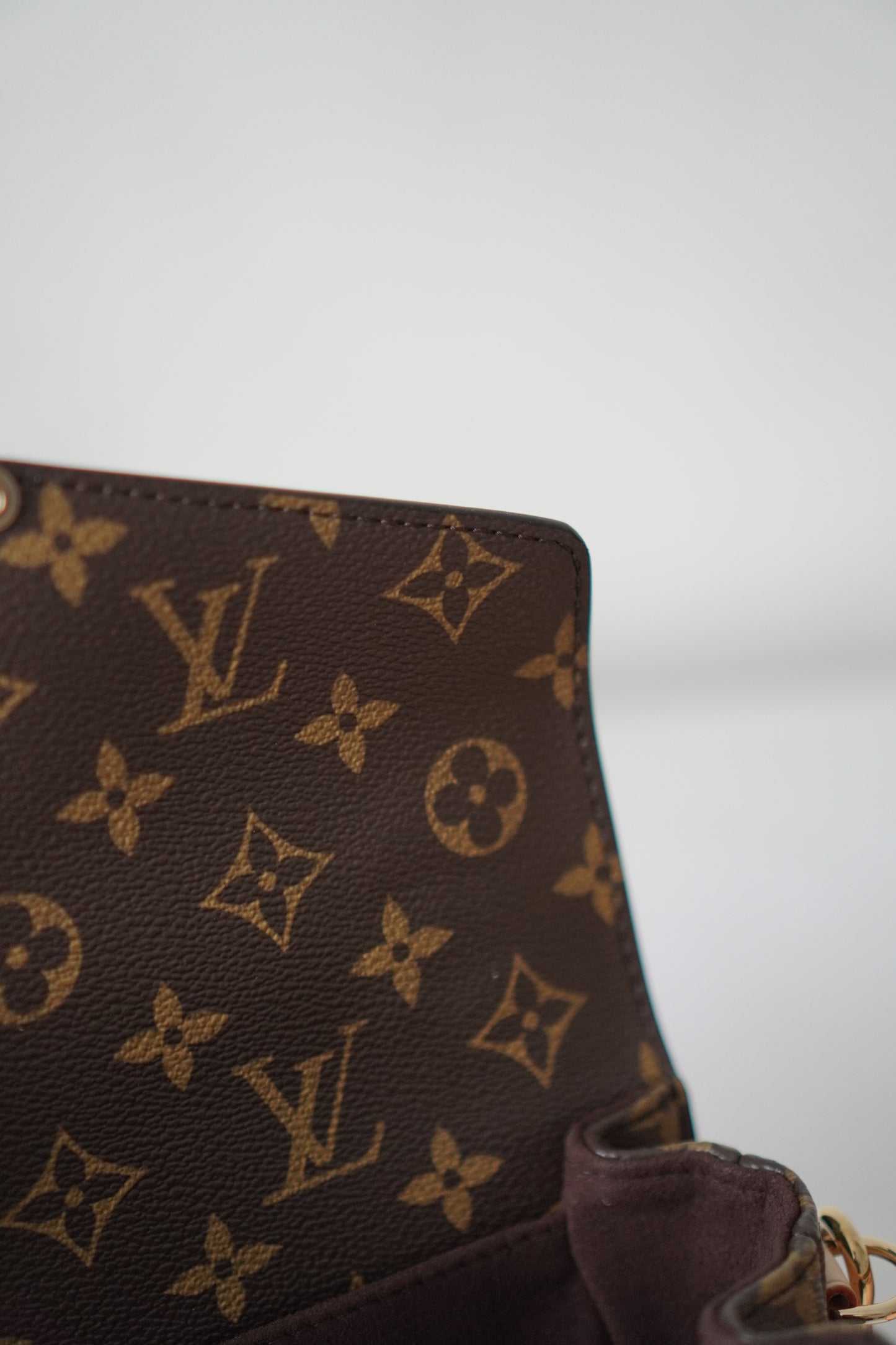 LV Pochette Métis East West