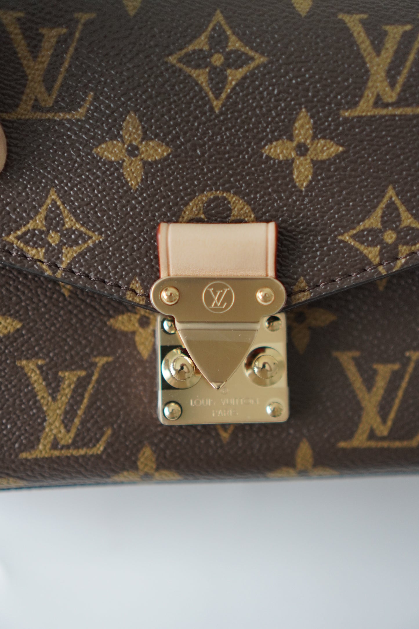 LV Pochette Métis East West
