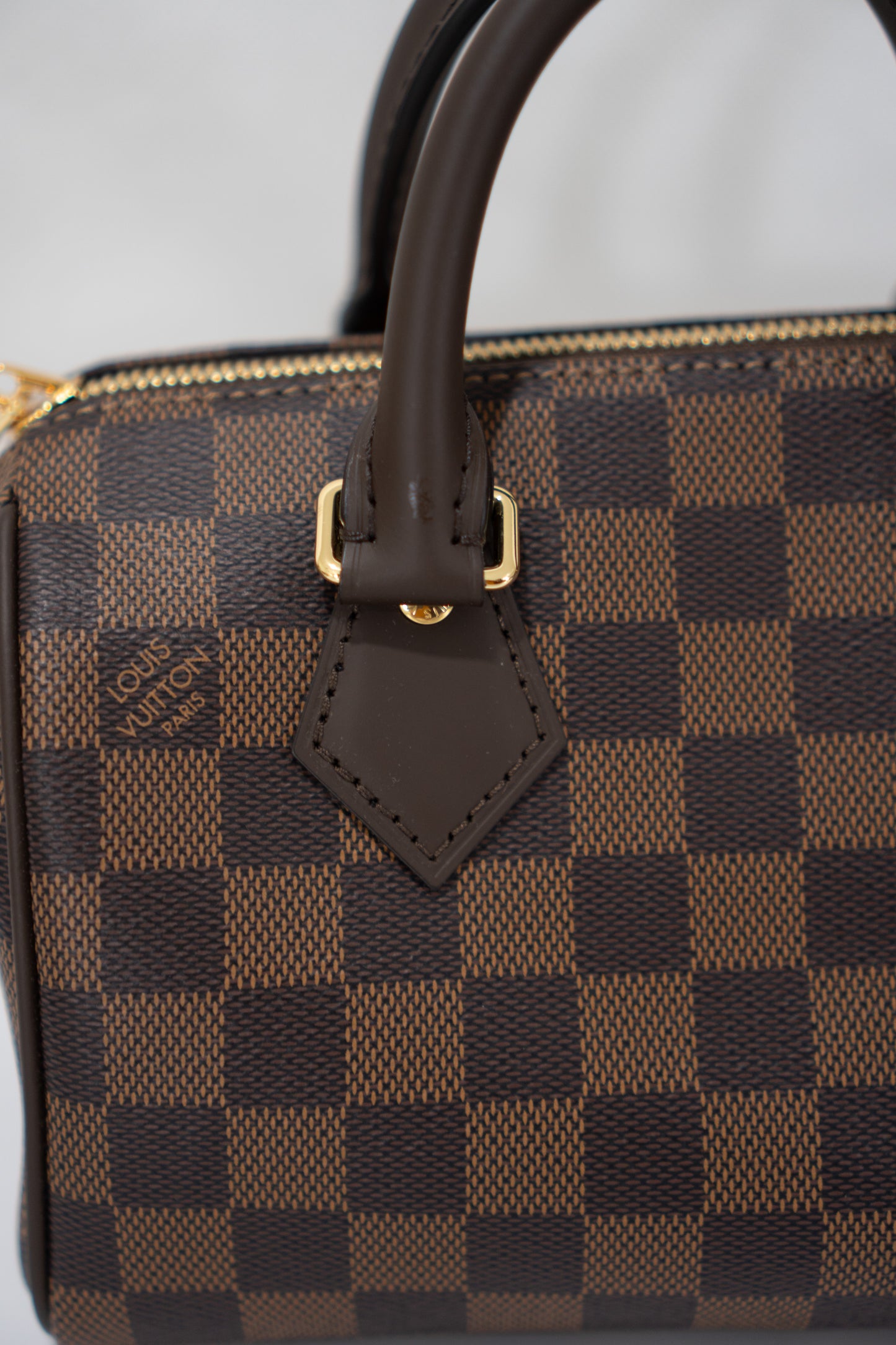 Checkerboard Speedy Bandoulière 20 – Dark Brown Coated Canvas with Gold Hardware